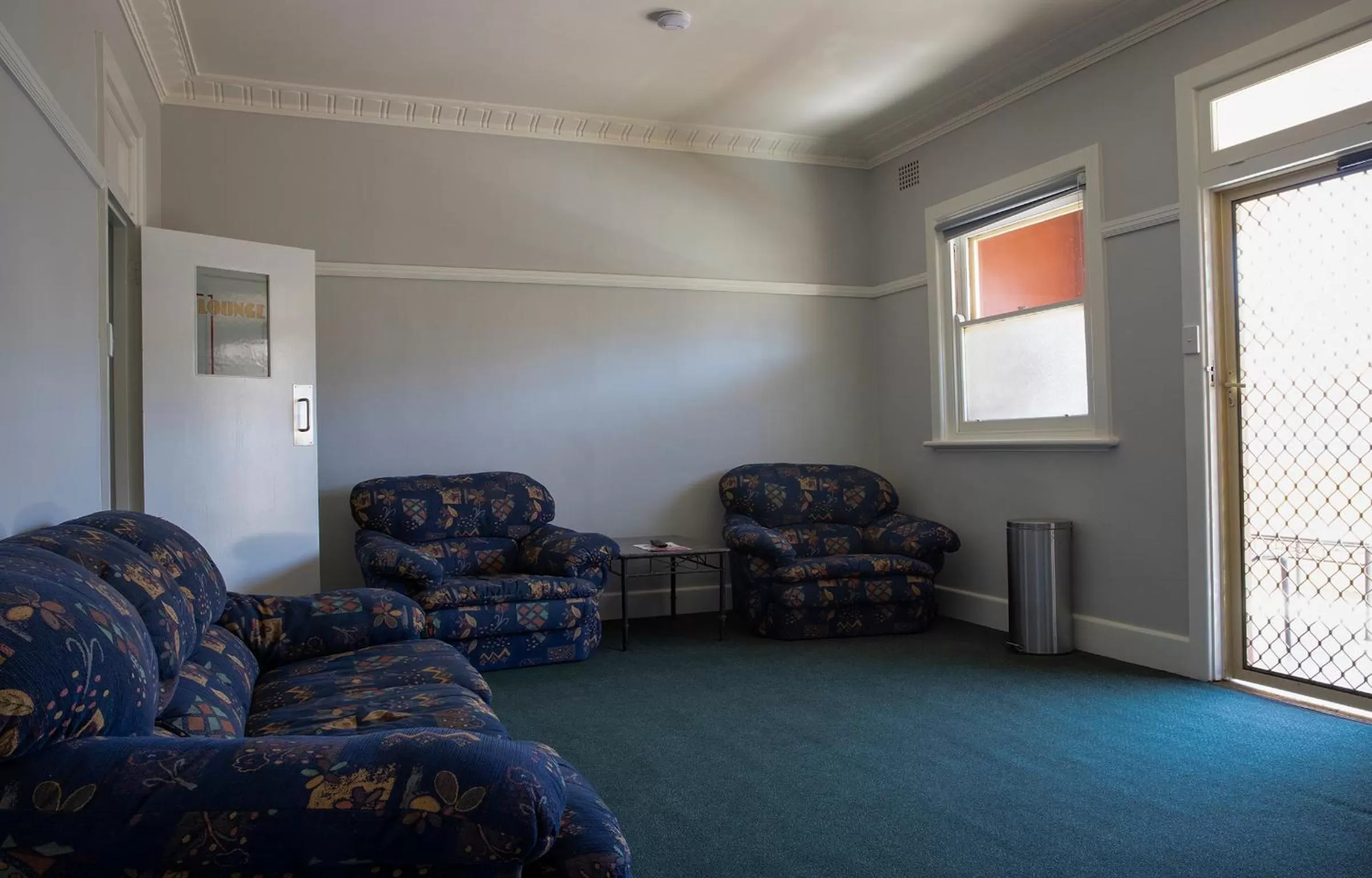 Communal lounge/ TV room in Criterion Hotel Gundagai