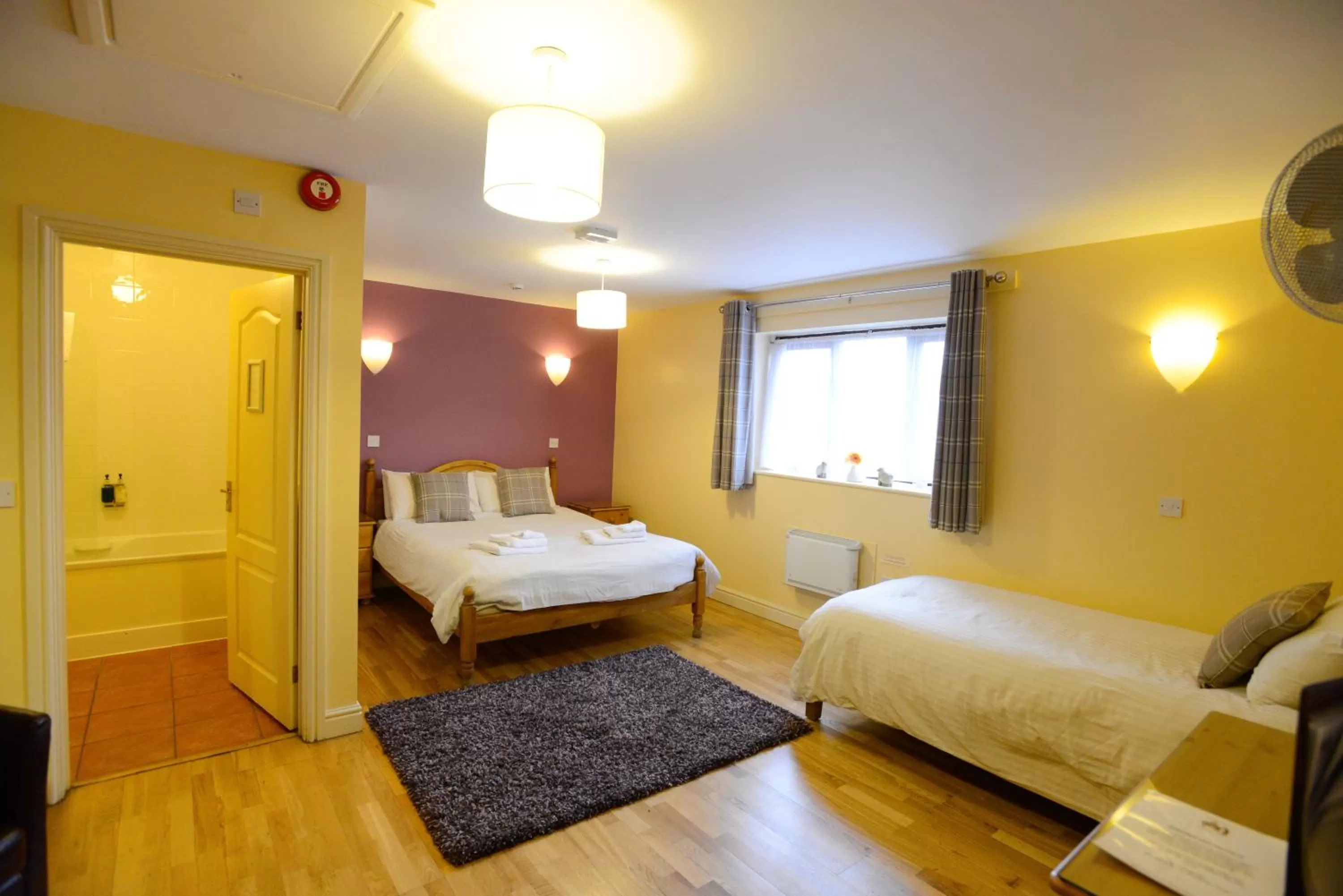 Bathroom, Bed in The Black Horse Inn