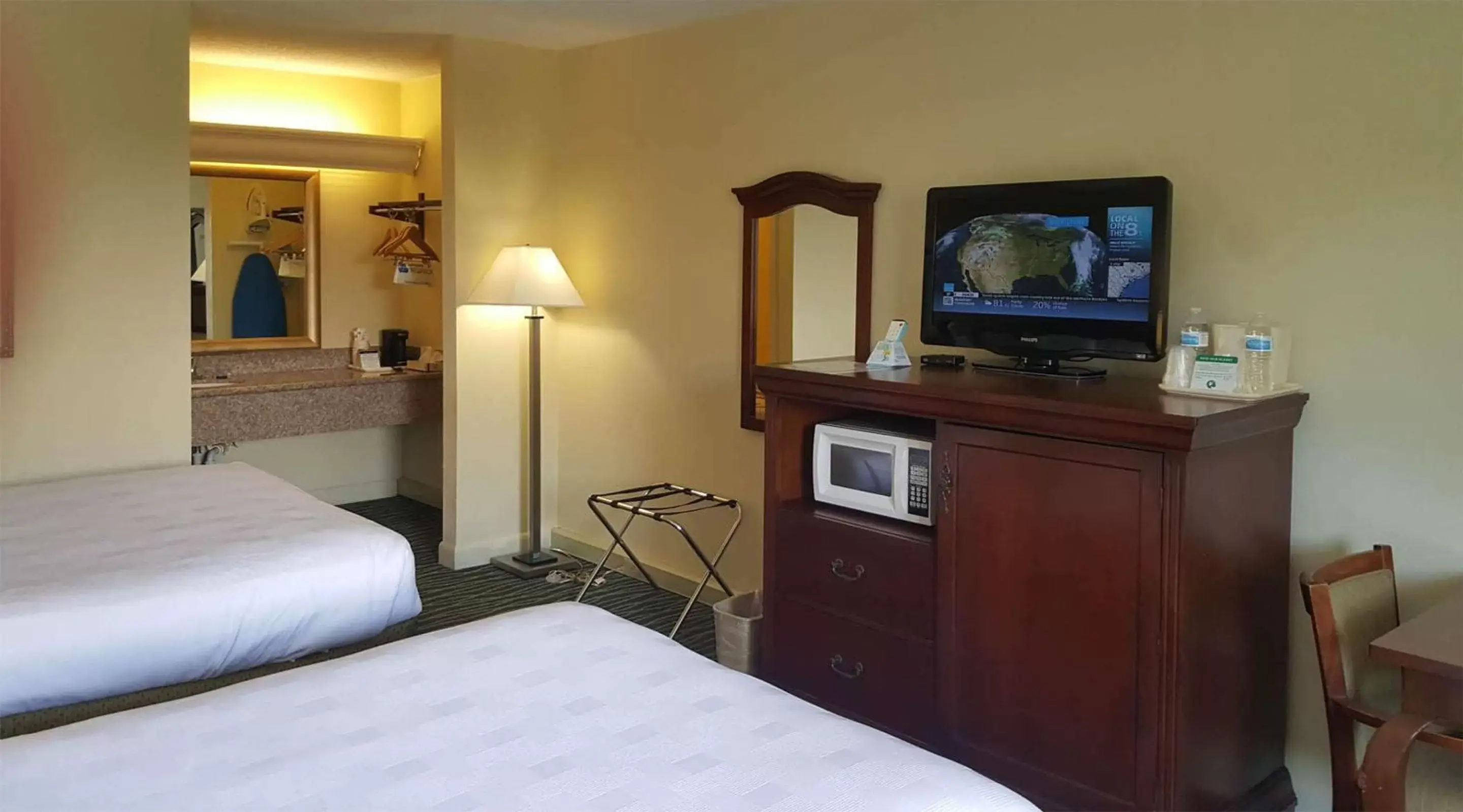 Photo of the whole room, TV/Entertainment Center in Best Western Point South