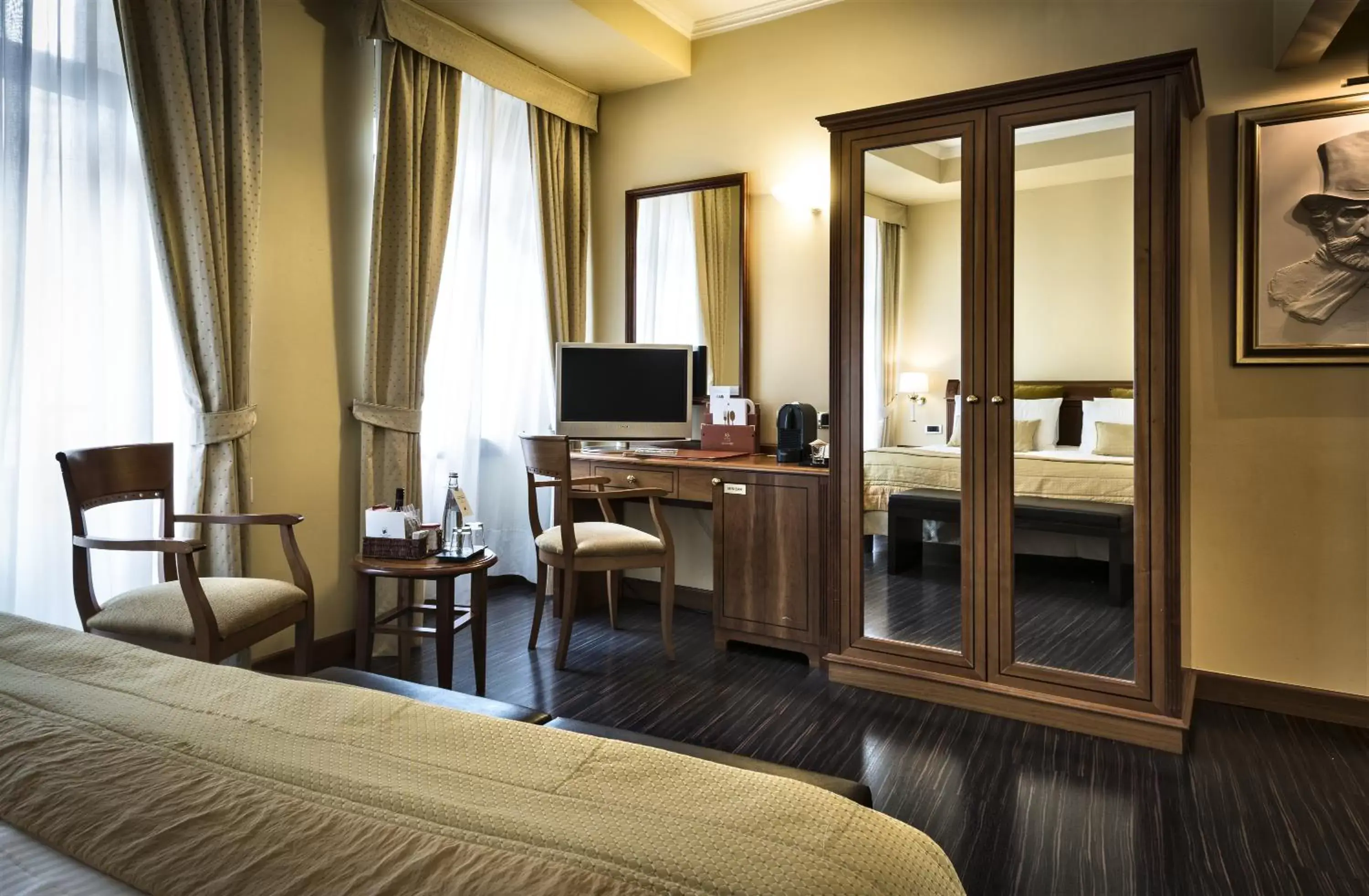 Photo of the whole room, TV/Entertainment Center in Hotel Dei Cavalieri Milano Duomo