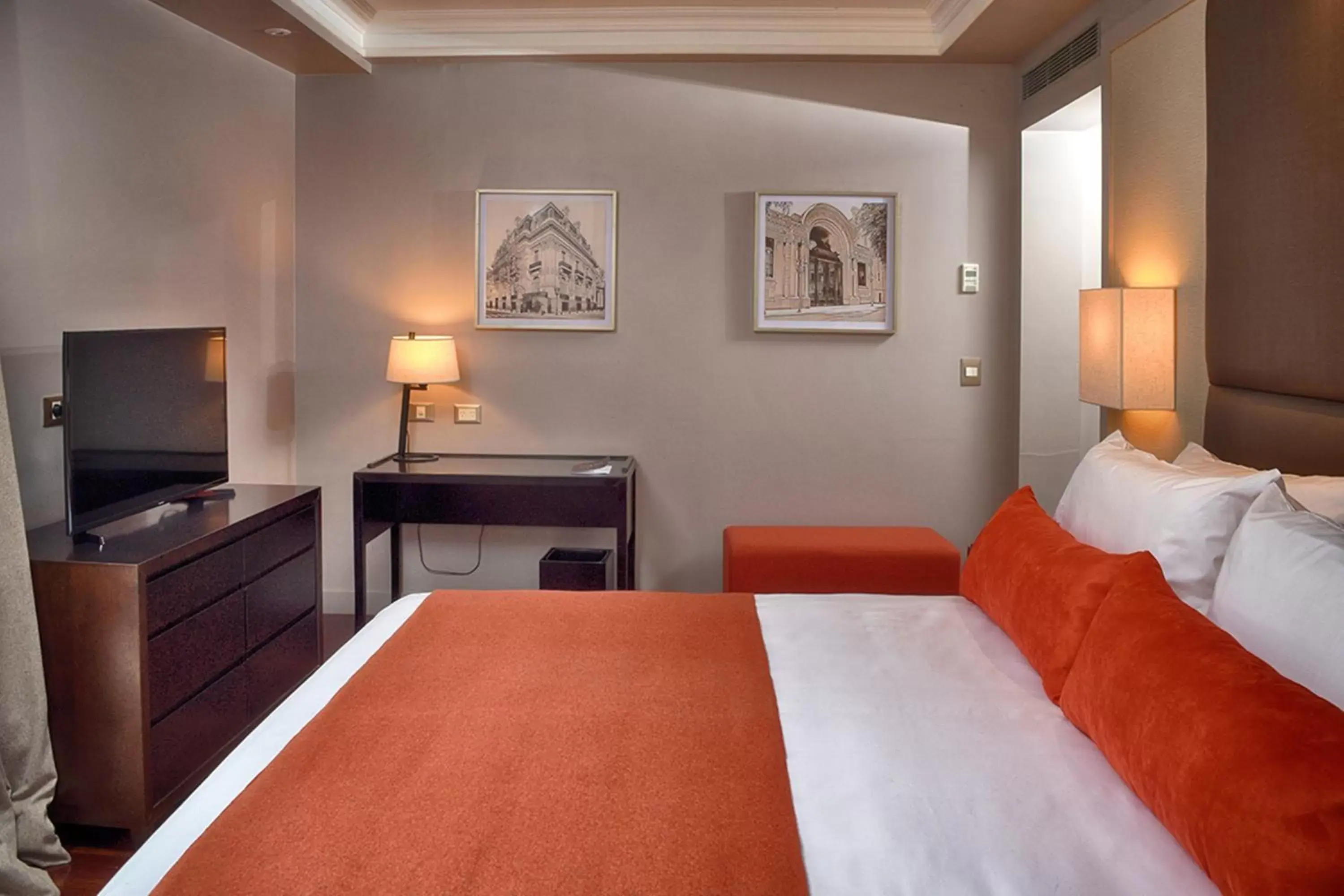 Photo of the whole room, Bed in Carles Hotel