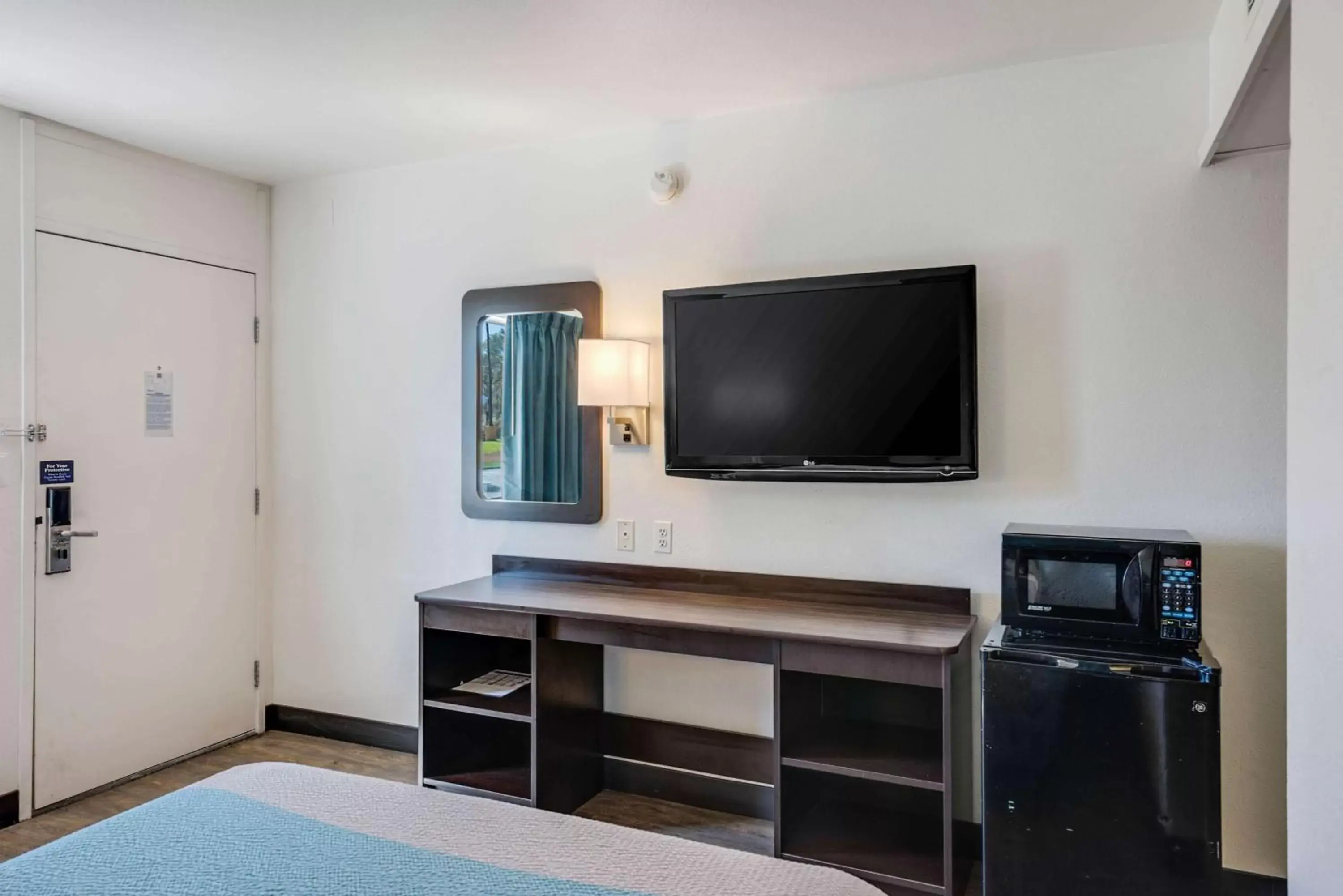 Photo of the whole room, TV/Entertainment Center in Motel 6-Winnemucca, NV