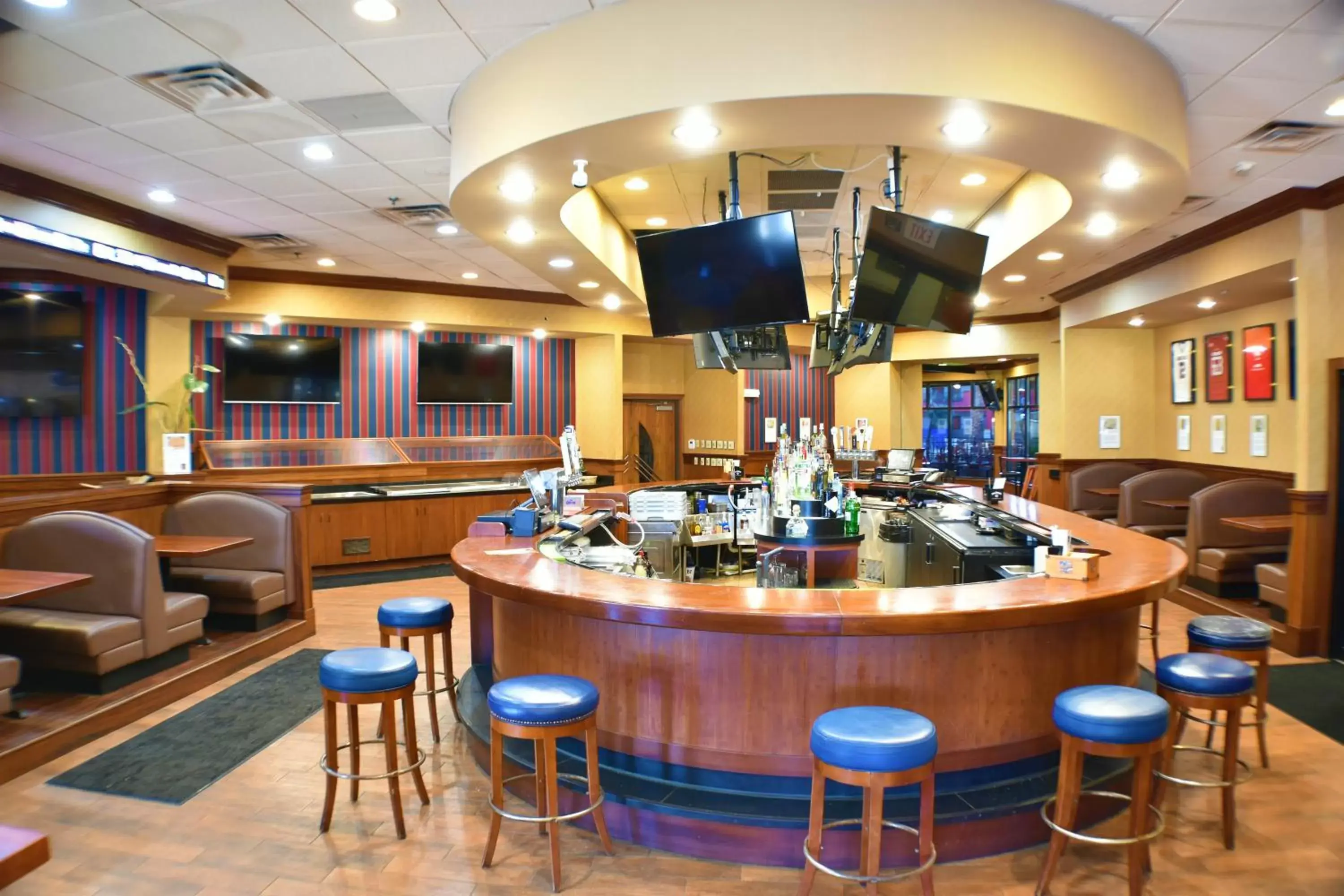 Lounge or bar, Lounge/Bar in Ramada by Wyndham Sioux Falls Airport - Waterpark Resort & Event Center