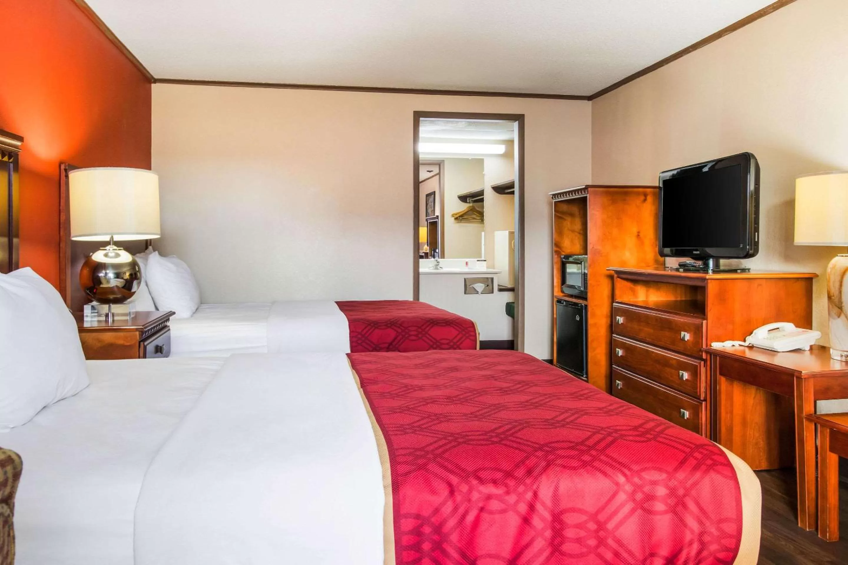 Photo of the whole room, Bed in Econo Lodge