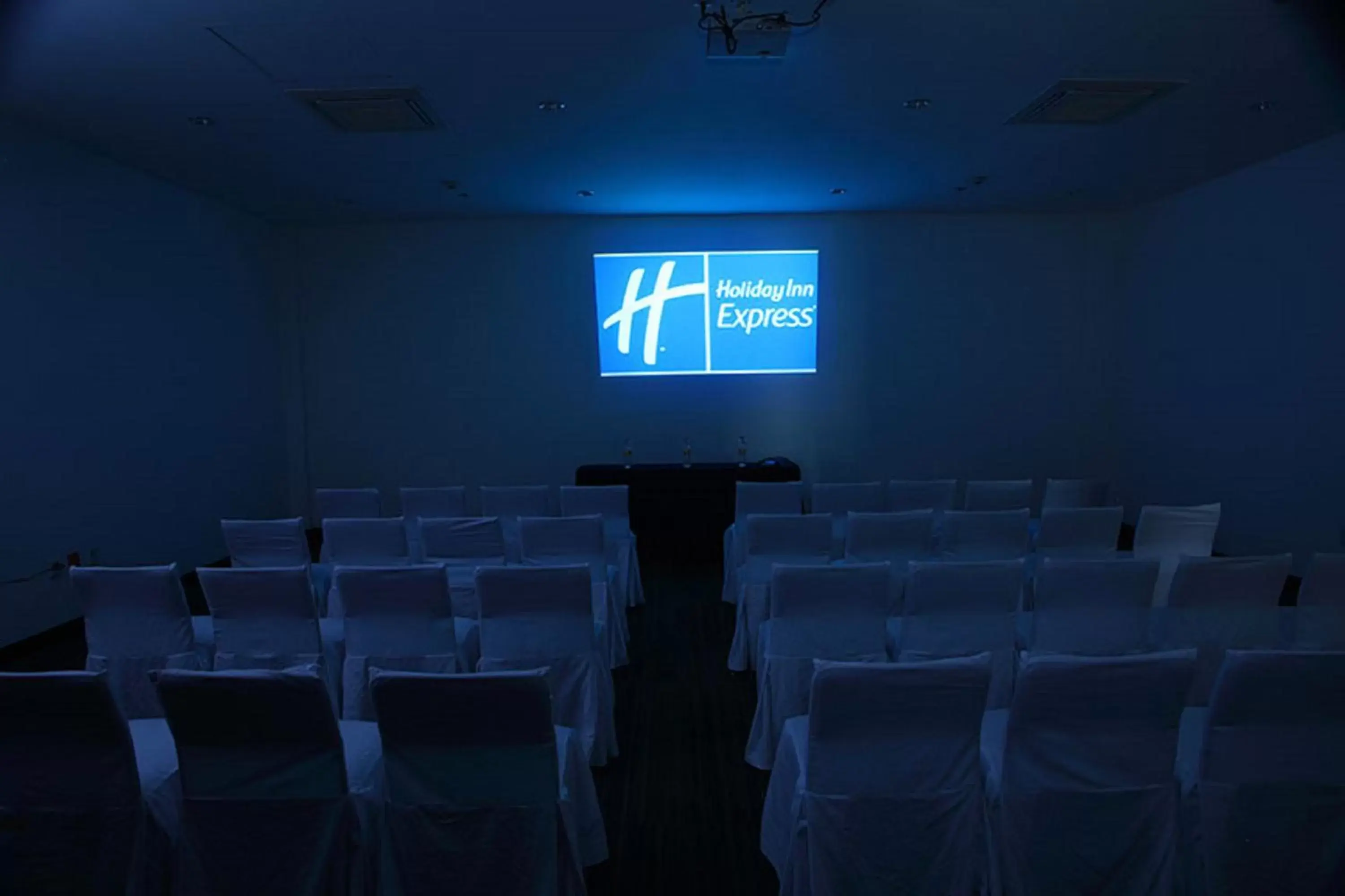 Meeting/conference room in Holiday Inn Express & Suites Puebla Angelopolis, an IHG Hotel