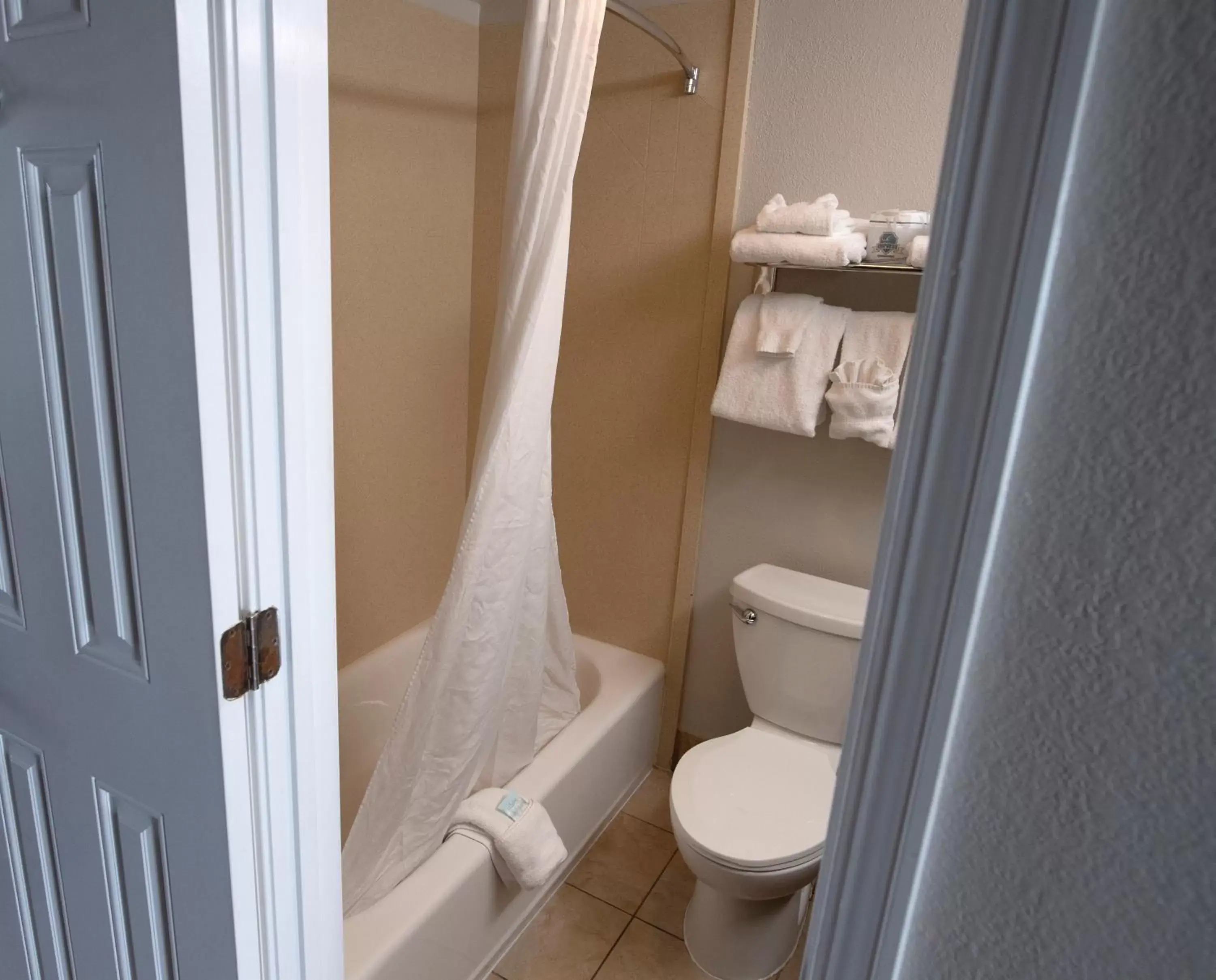 Bathroom in Aqua Beach Inn