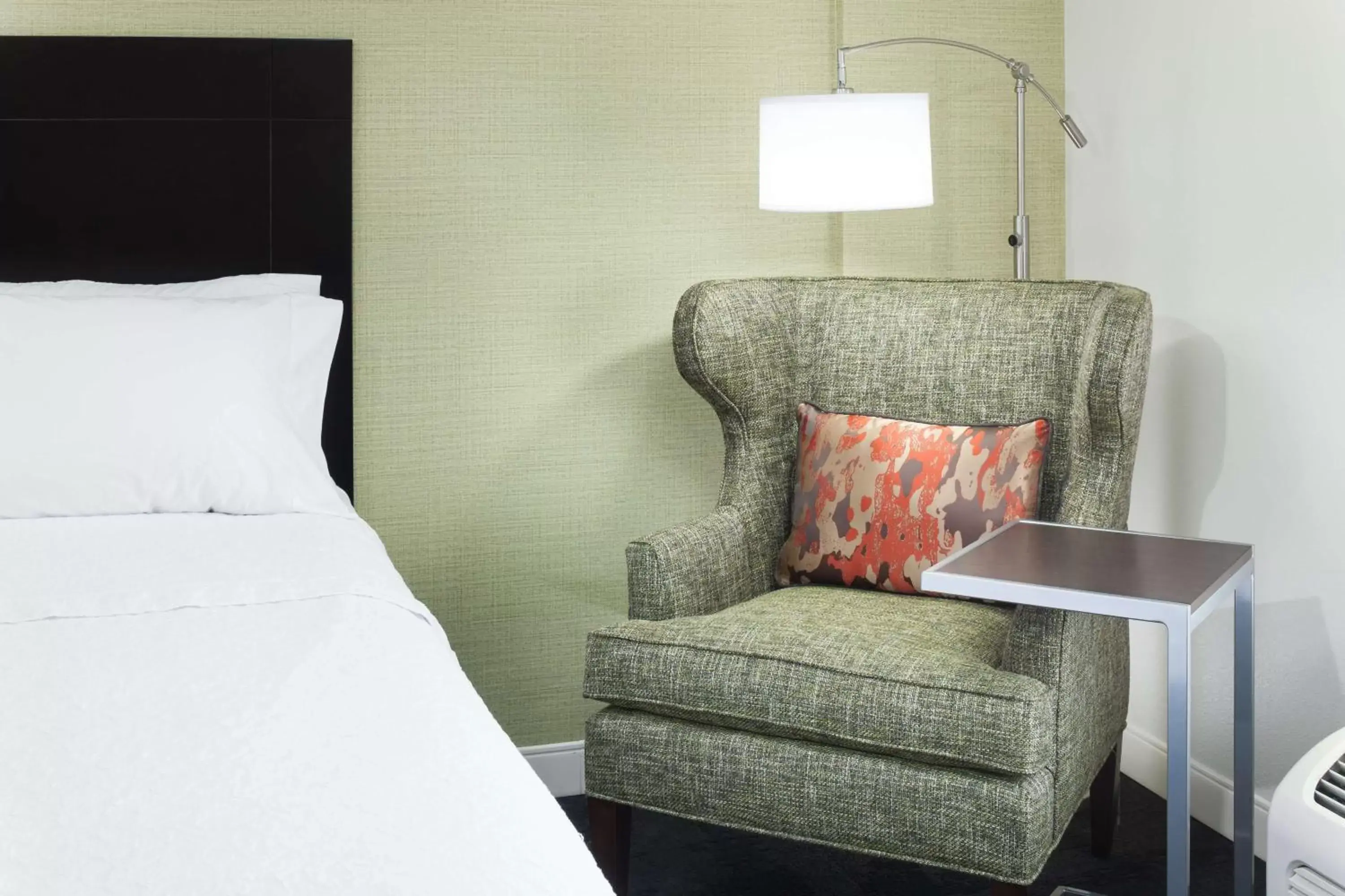 Bed in Hampton Inn & Suites Gainesville Downtown