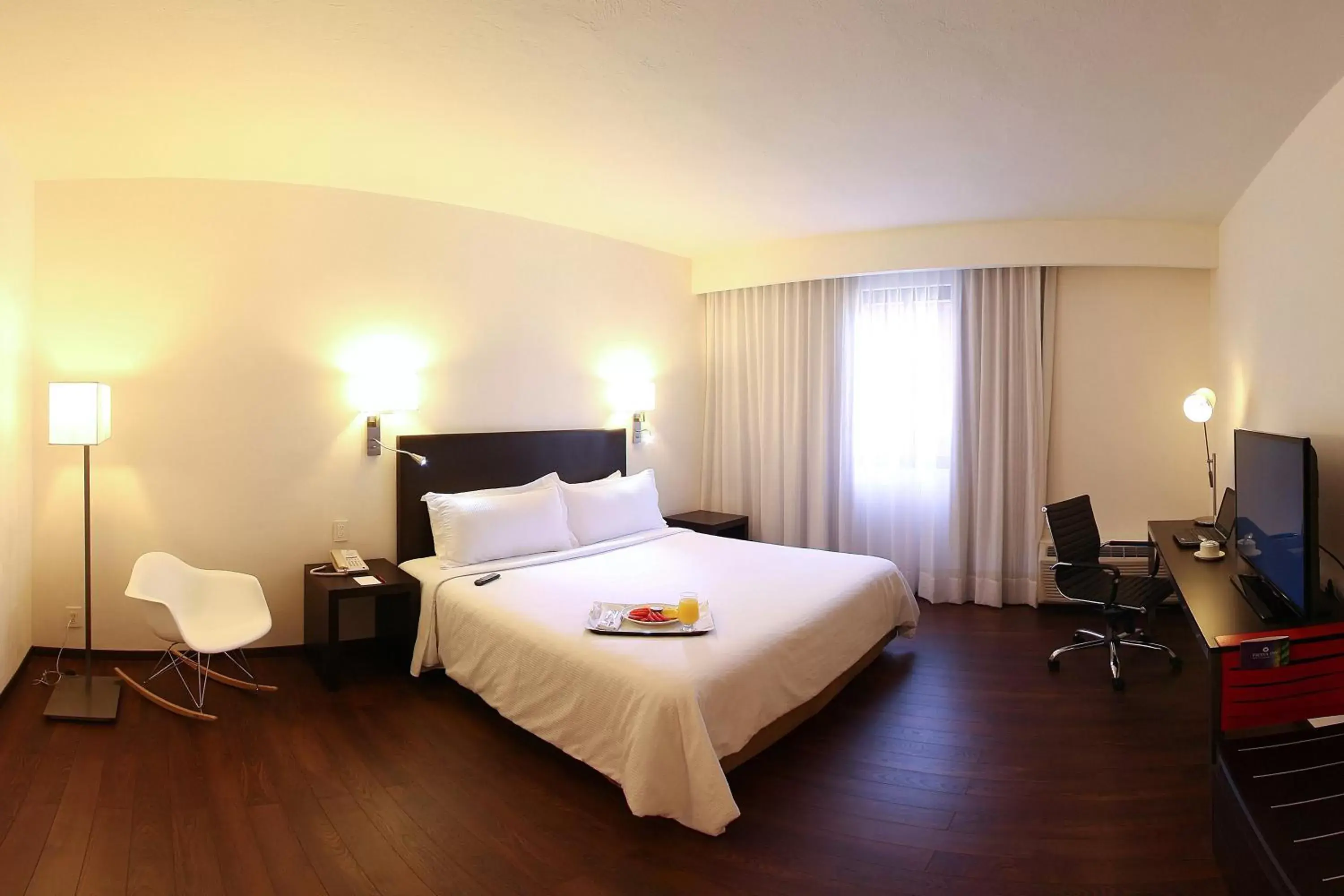 Photo of the whole room, Bed in Fiesta Inn Xalapa