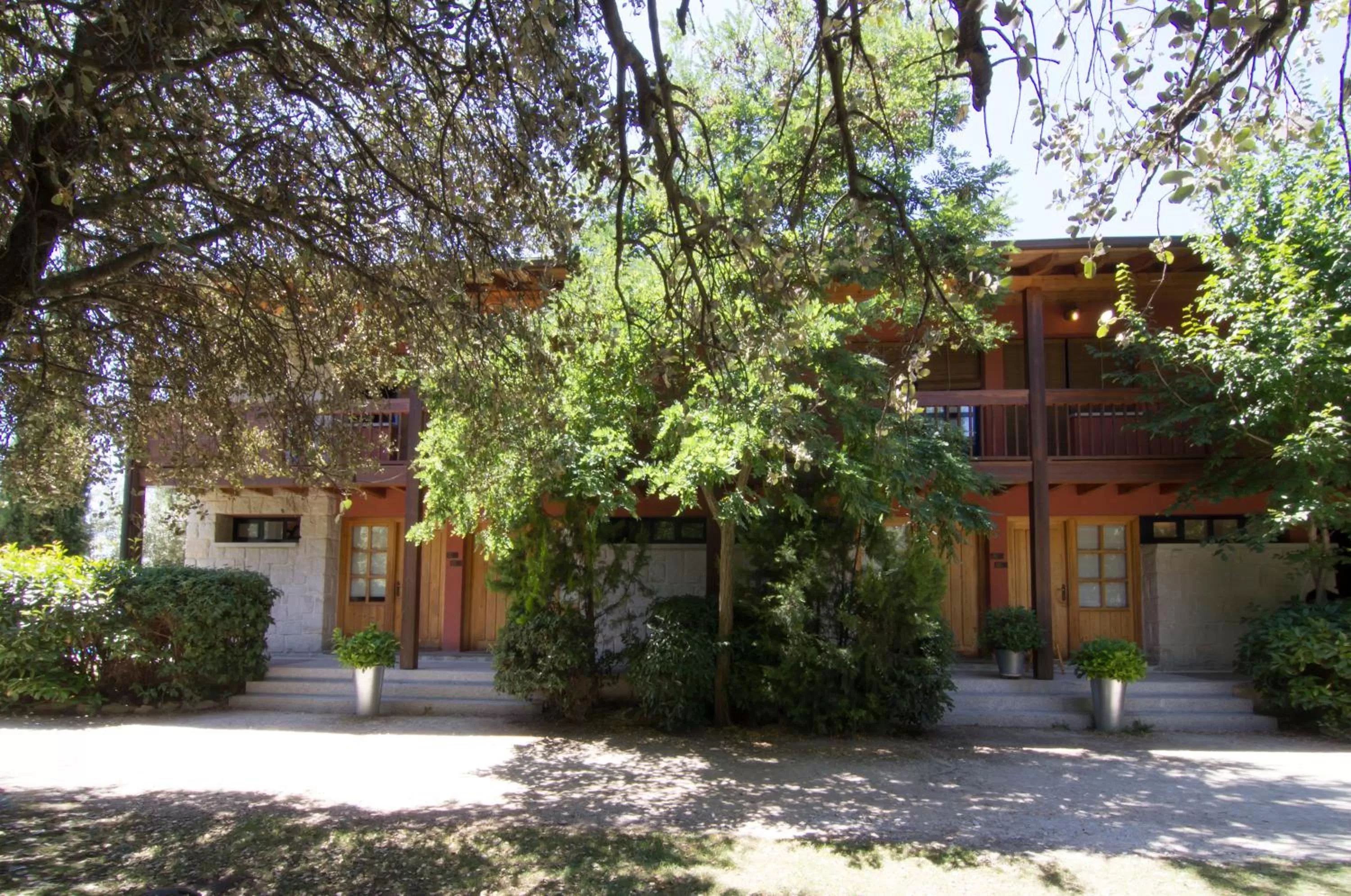 Property building in Hotel Sara De Ur