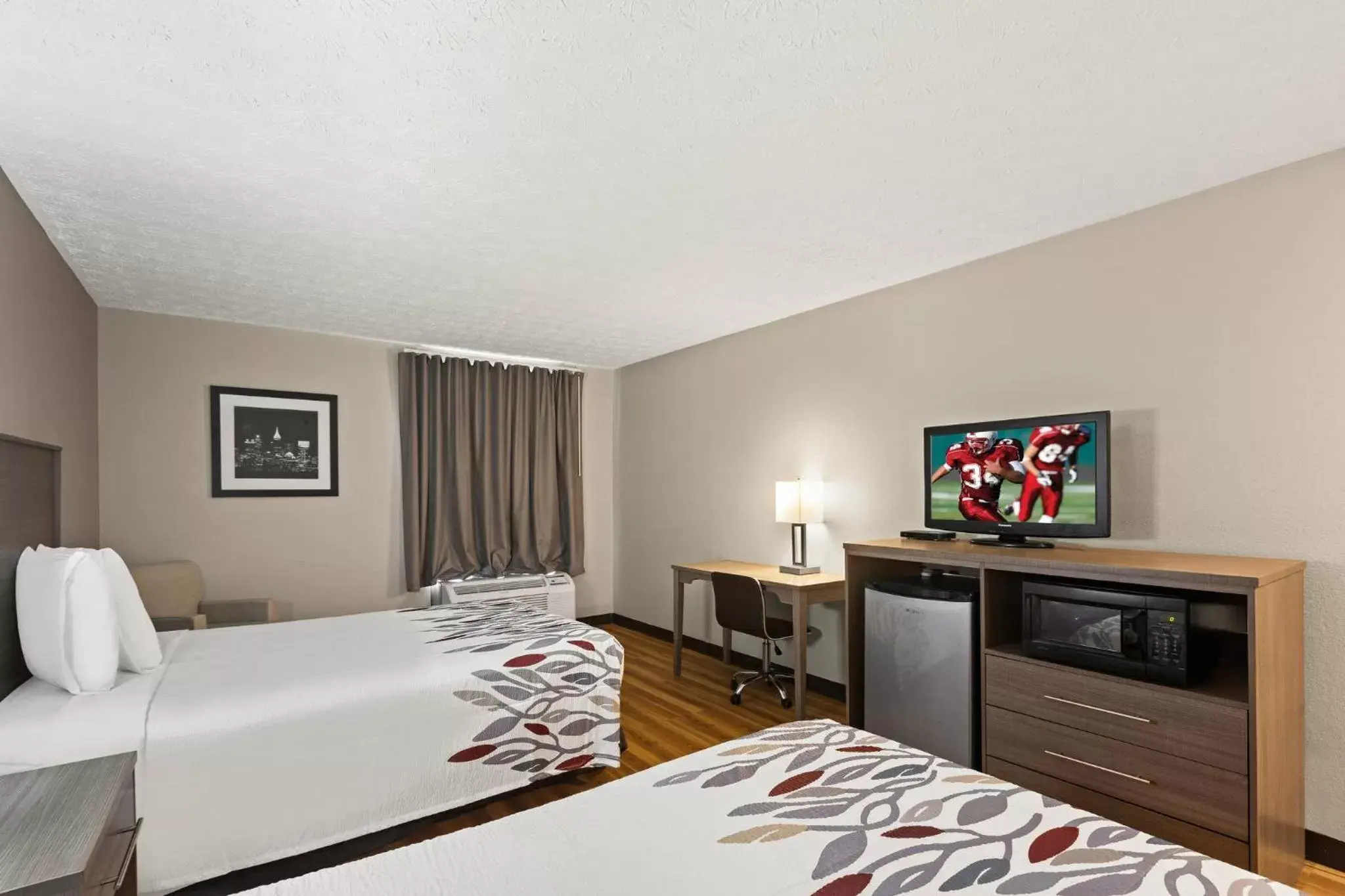 Photo of the whole room, Bed in Red Roof Inn & Suites Newnan