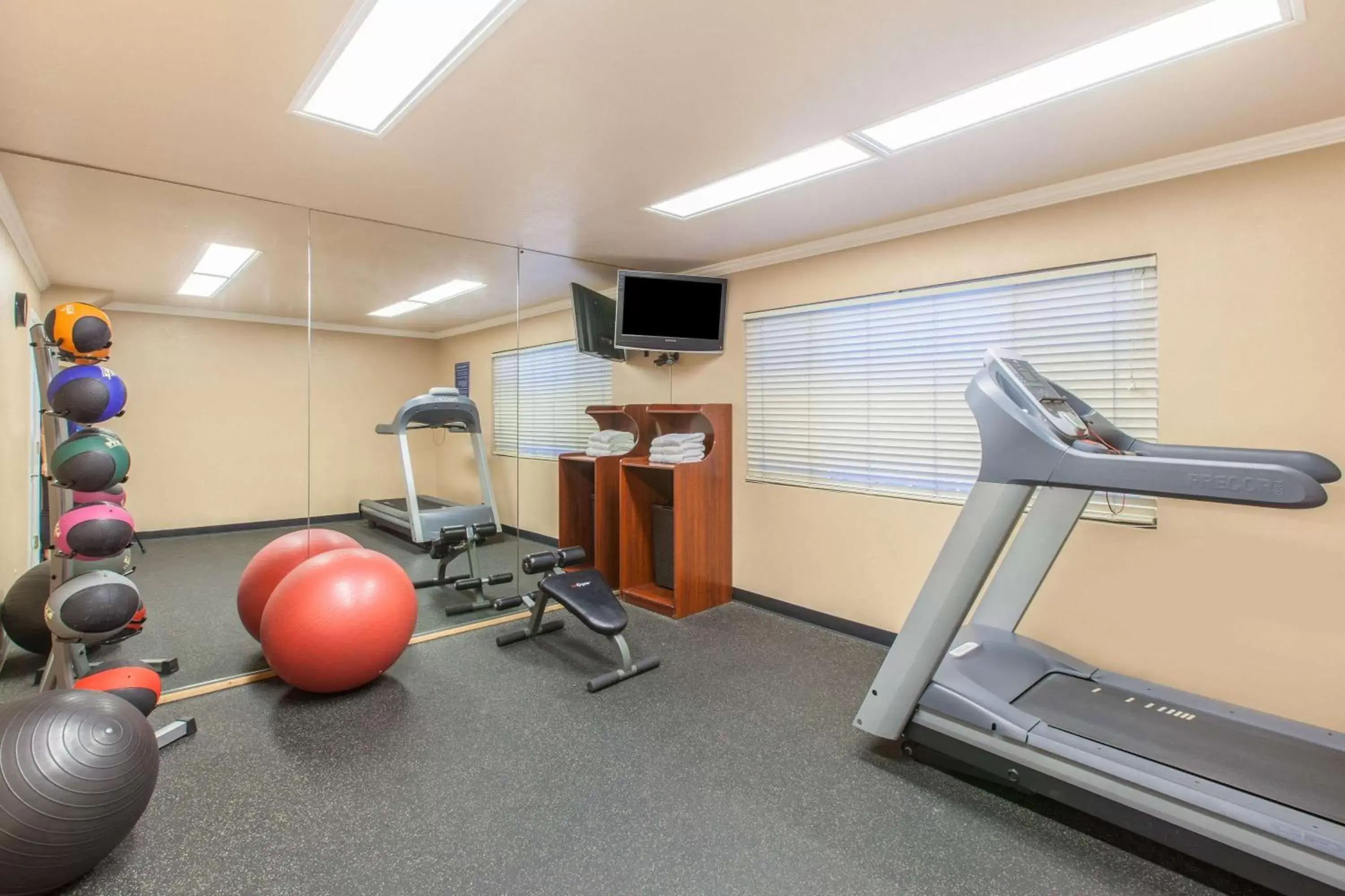 Fitness centre/facilities, Fitness Center/Facilities in Days Inn by Wyndham Camarillo - Ventura