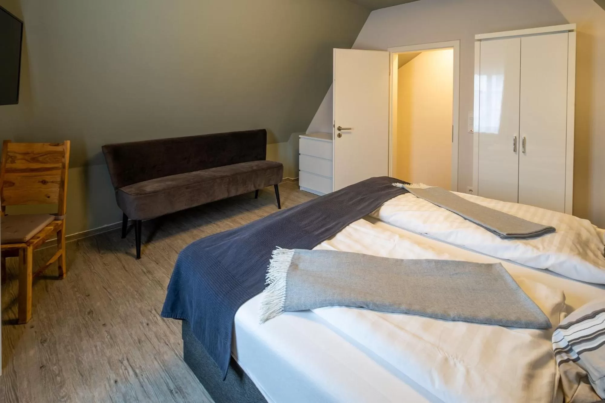 Bedroom, Bed in Stadthotel Jever