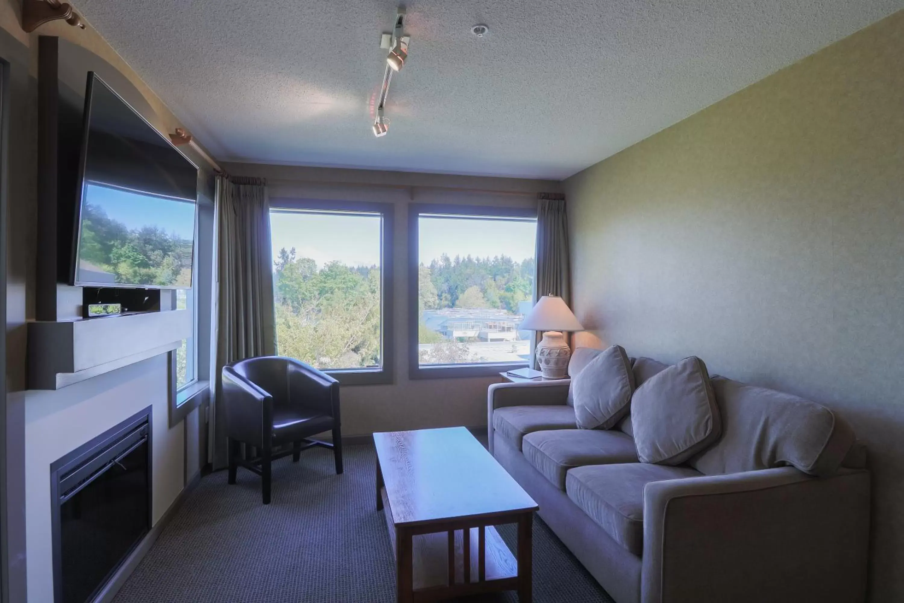 Living room, Seating Area in Pacific Shores Resort & Spa