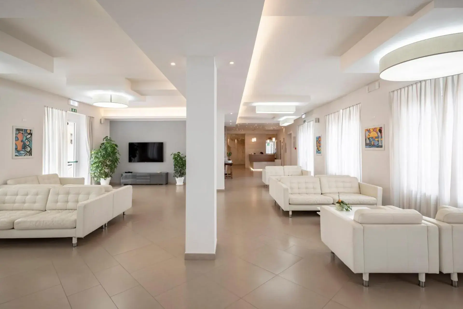 Communal lounge/ TV room, Lobby/Reception in Hotel La Pineta