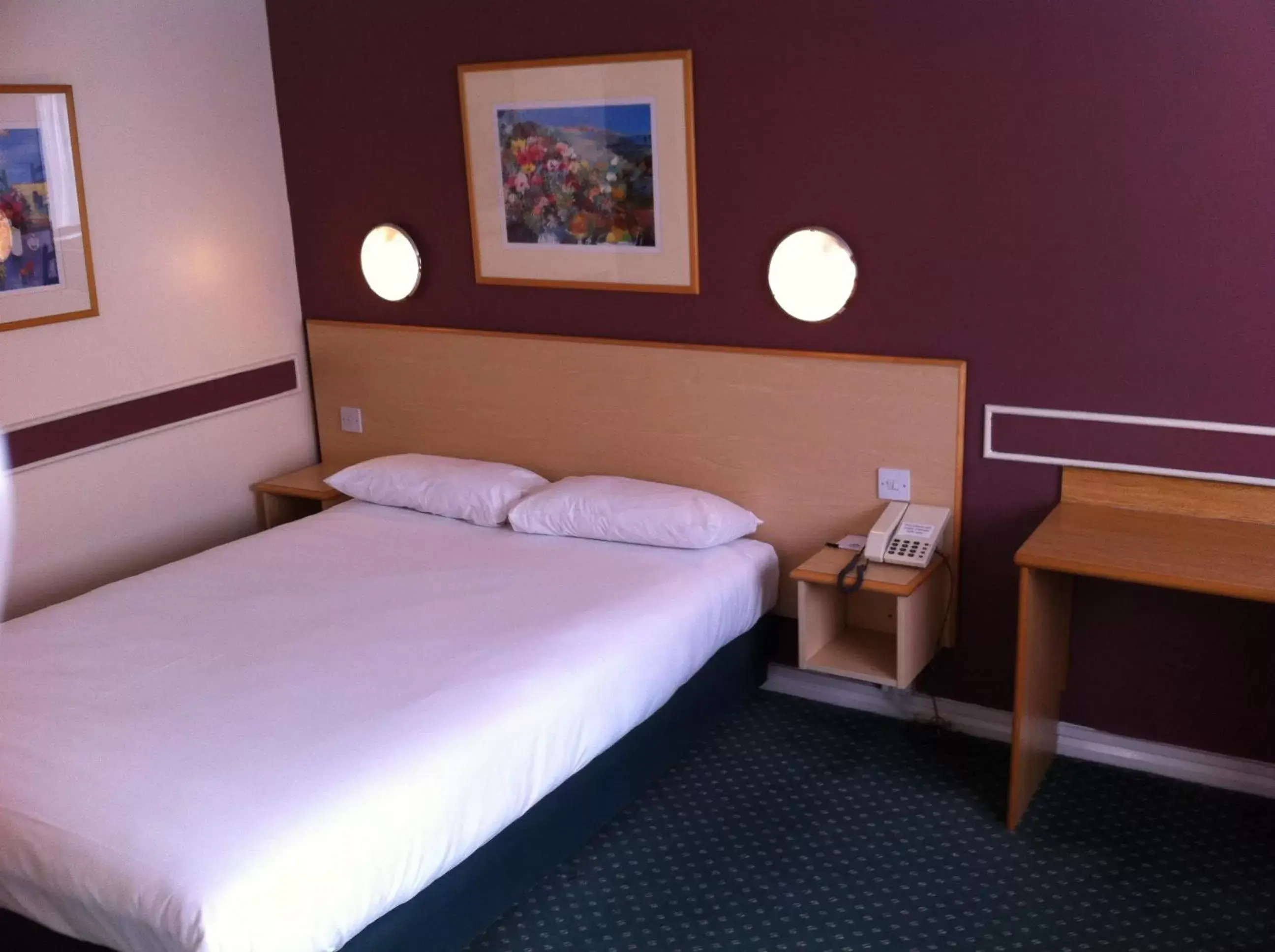 Bed in Days Inn Hotel Sheffield South