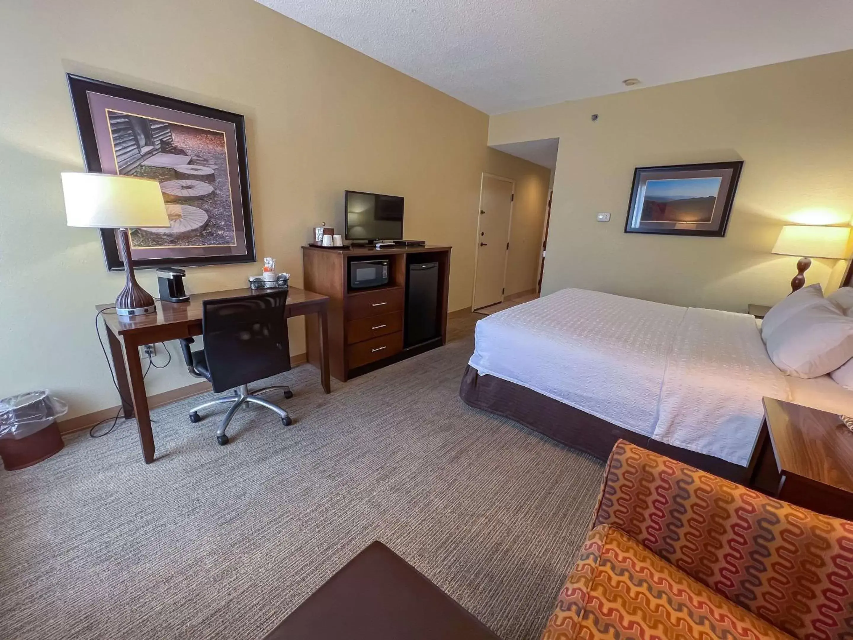 Bedroom, TV/Entertainment Center in Cherokee Inn