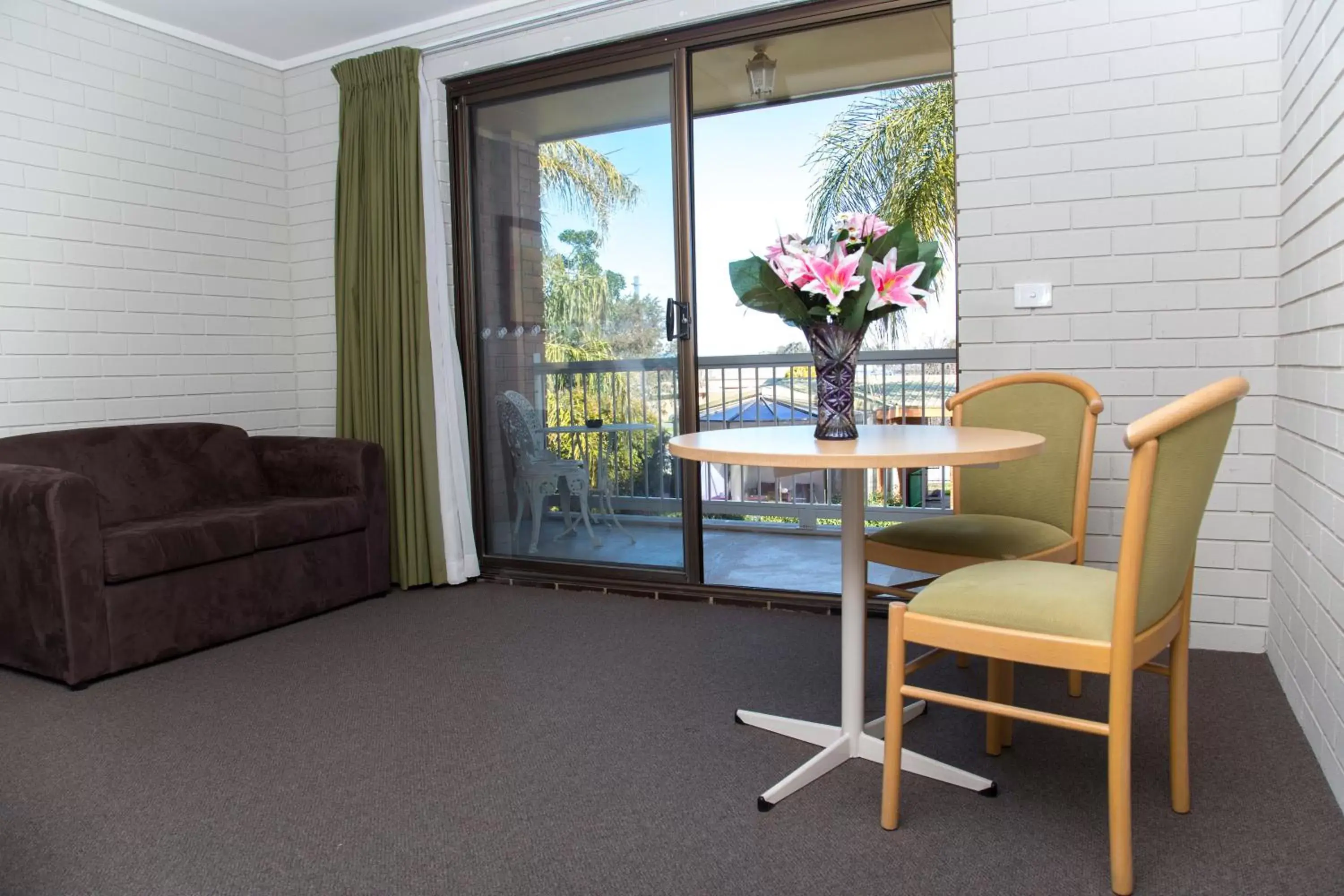 Seating Area in Crystal Fountain Motel Albury