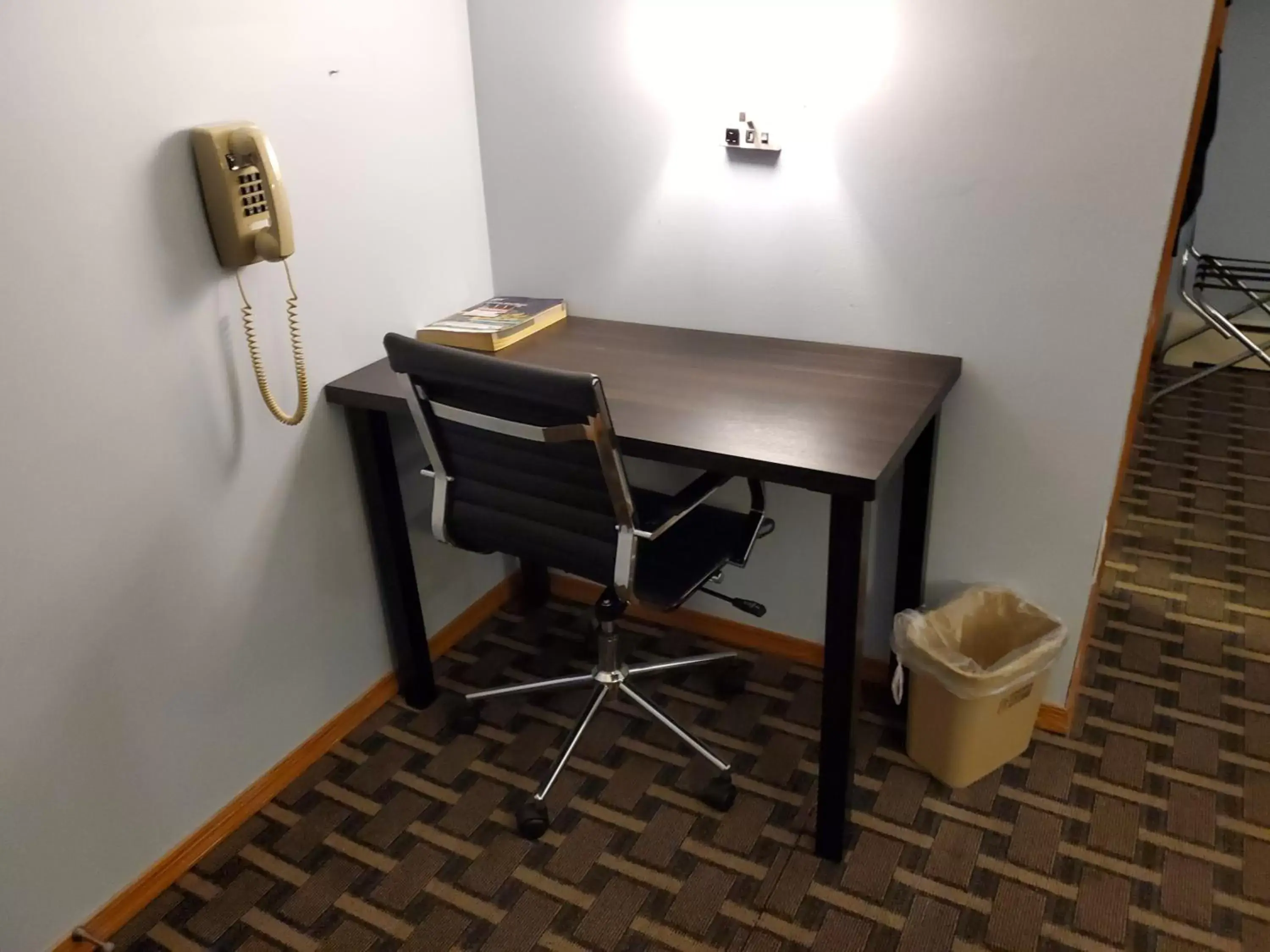 Seating area, Dining Area in Budget Host Inn Fridley