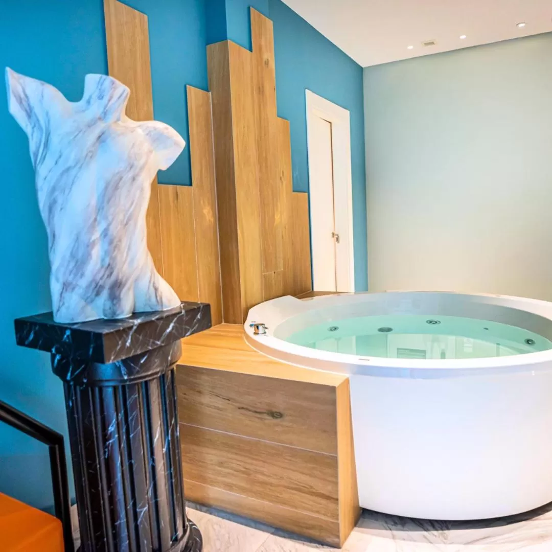 Hot Tub in Hotel Avenue