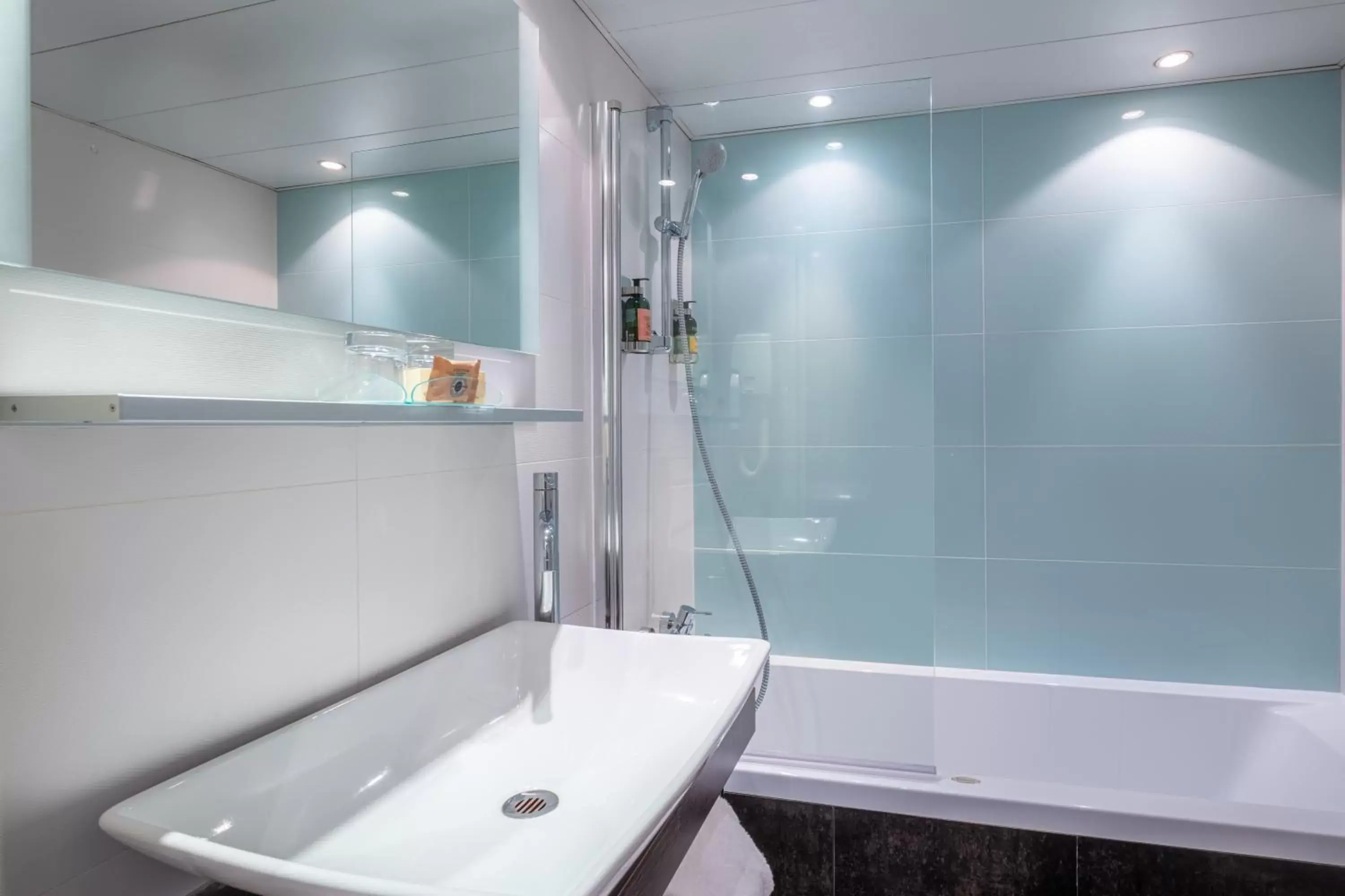 Shower, Bathroom in Courcelles Etoile