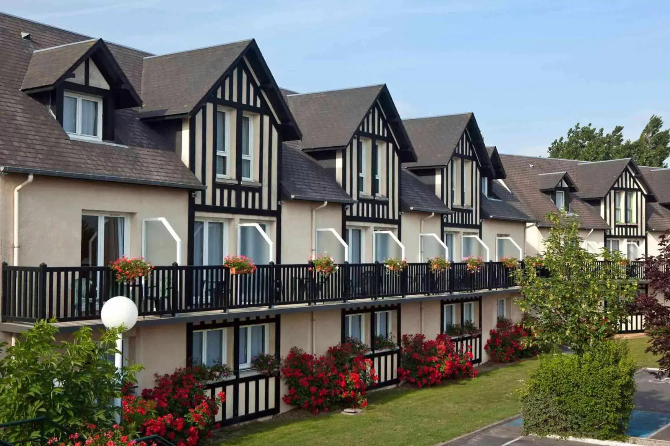 Facade/entrance, Property Building in Mercure Cabourg Hôtel & Spa