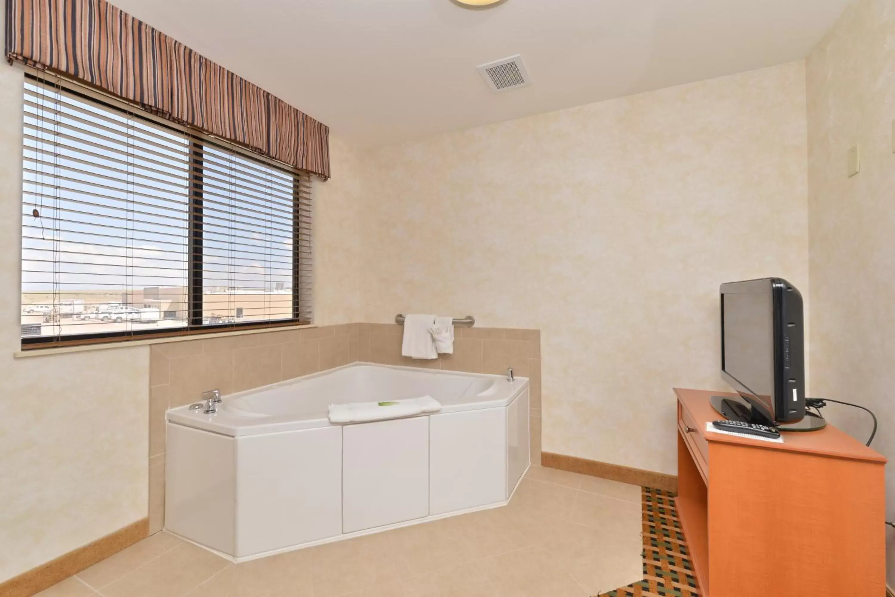 Photo of the whole room, Bathroom in Holiday Inn Express Rawlins, an IHG Hotel