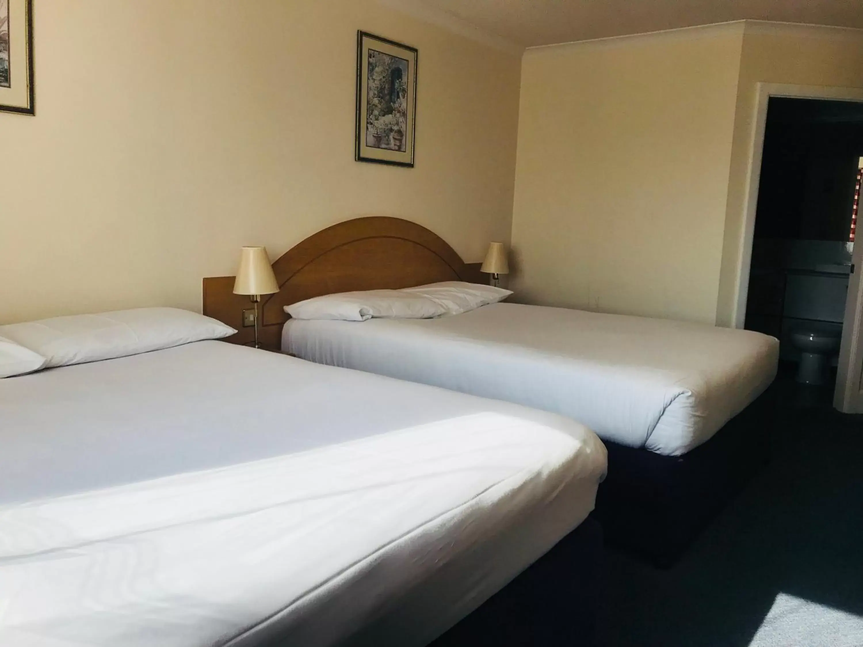 Bed in Days Inn Watford Gap