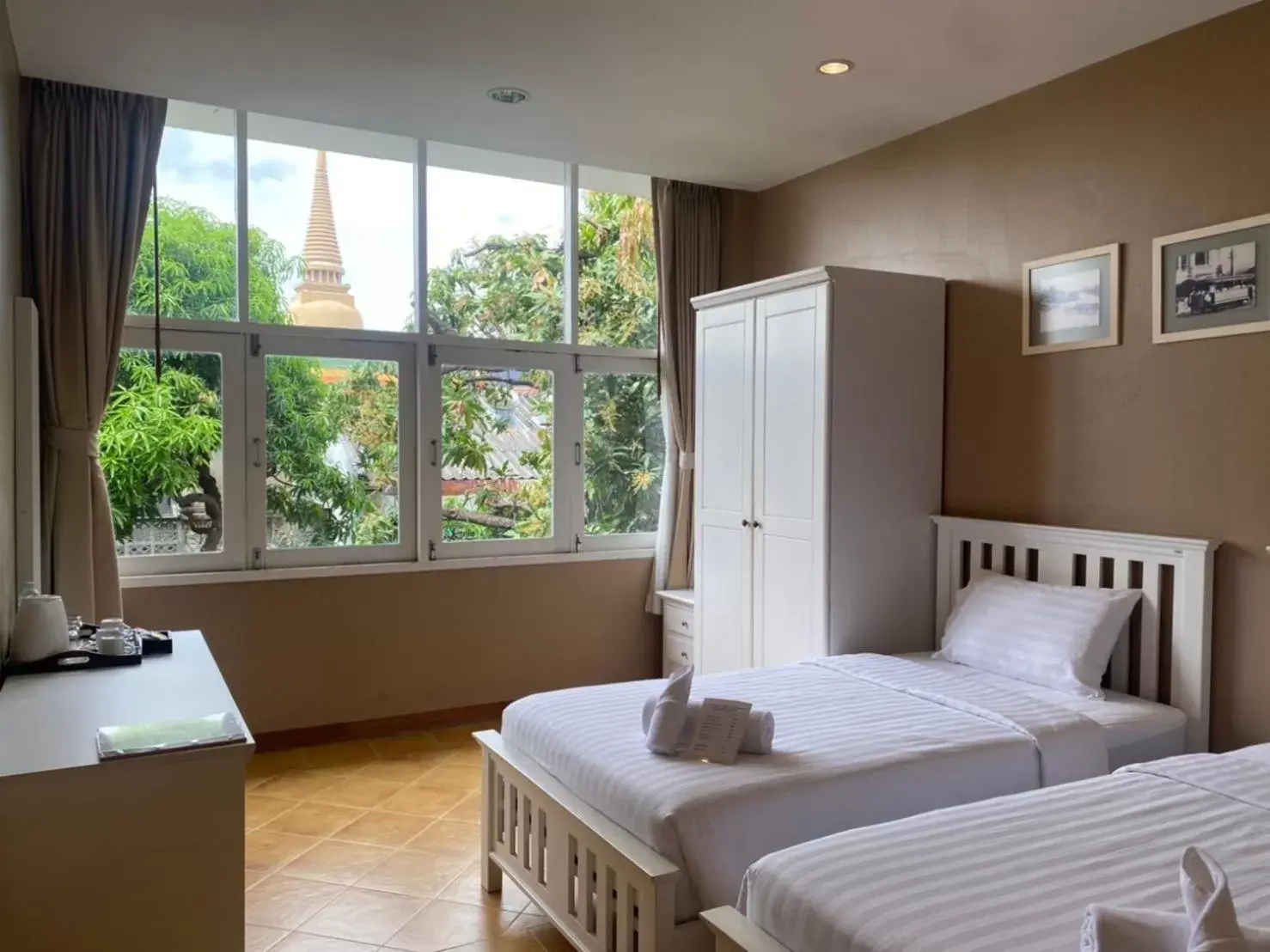 View (from property/room), Bed in Feung Nakorn Balcony Rooms and Cafe