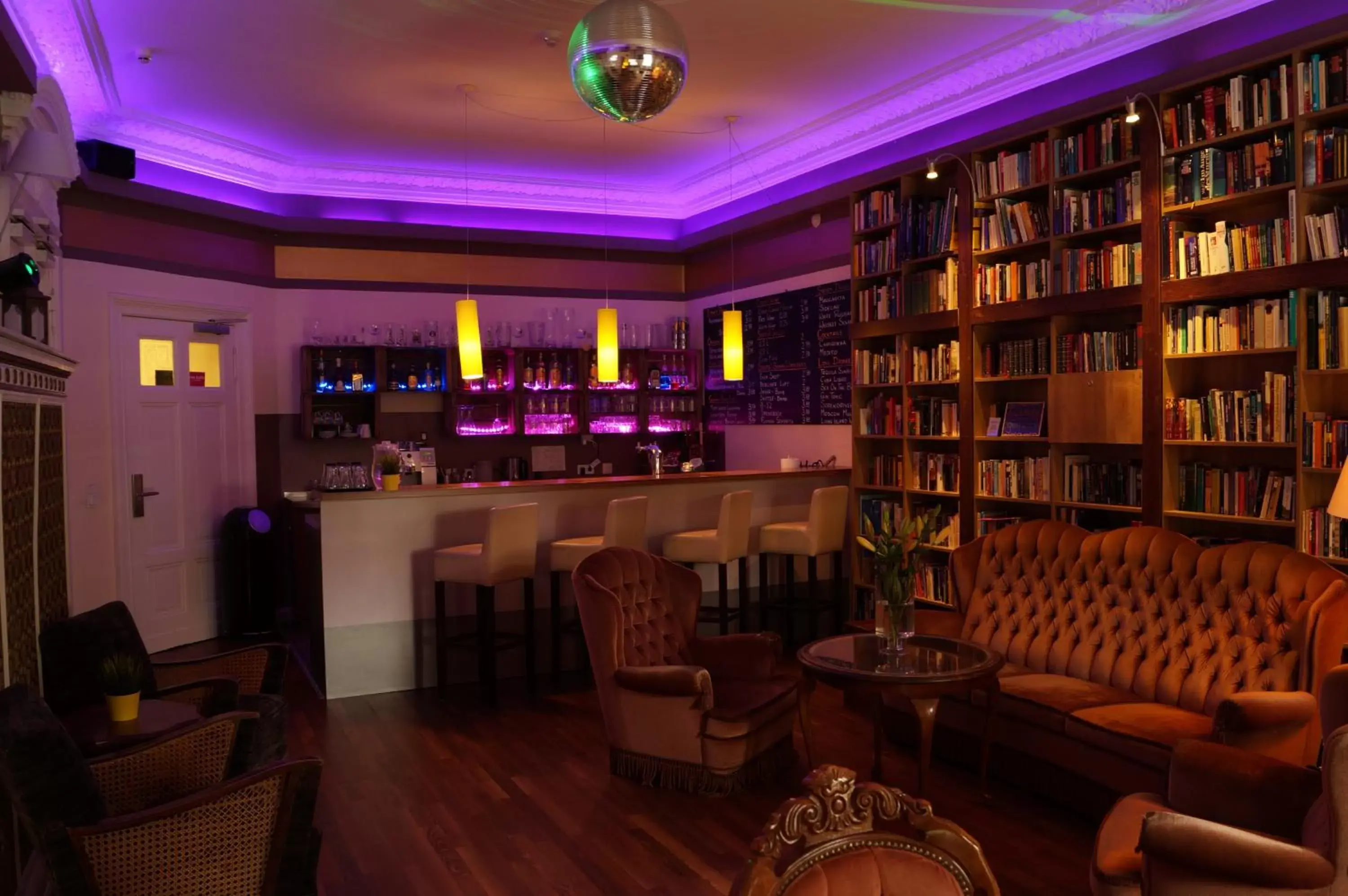 Lounge or bar, Library in Grand Hostel Berlin Classic