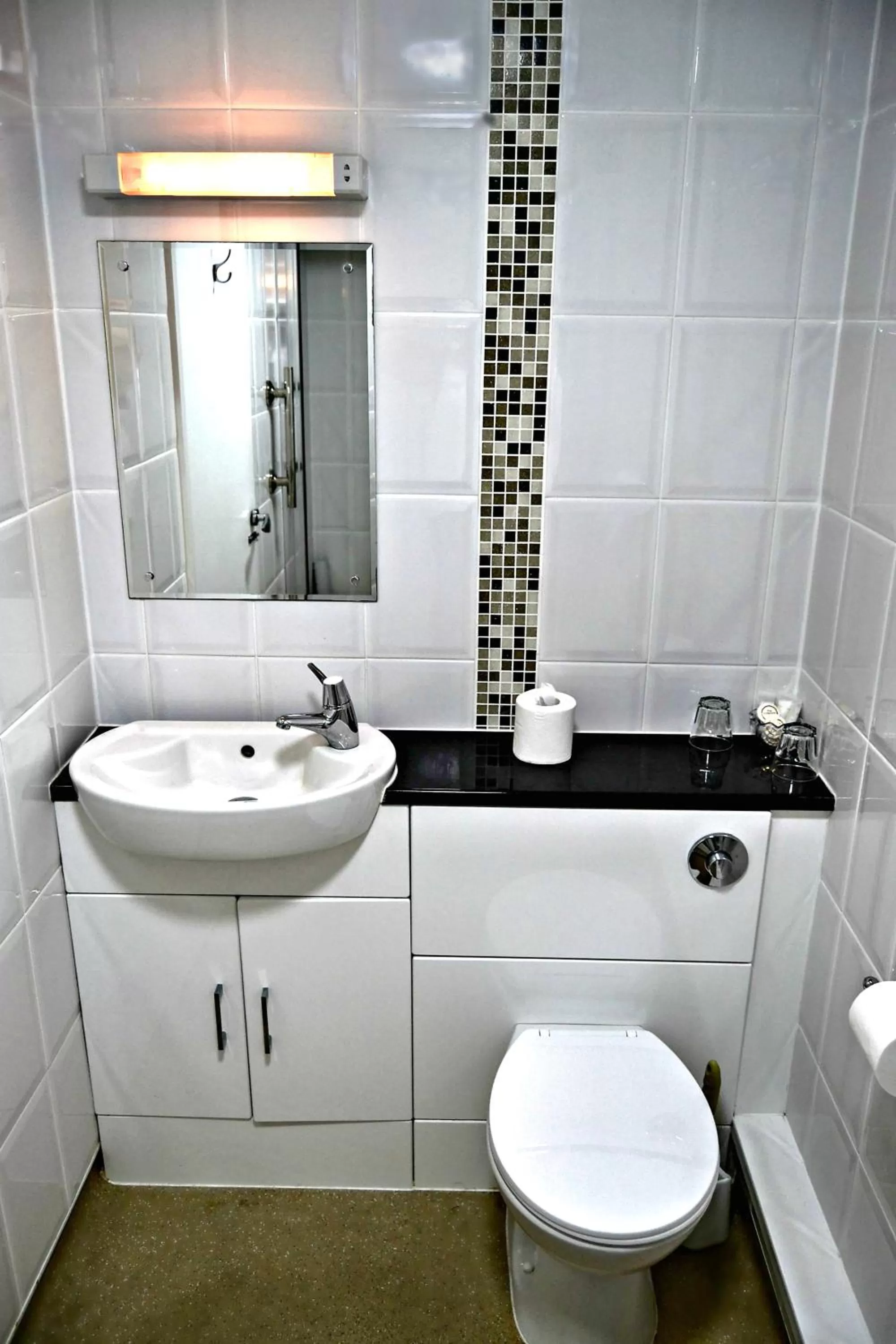 Bathroom in Lion Hotel & Studio Apartments