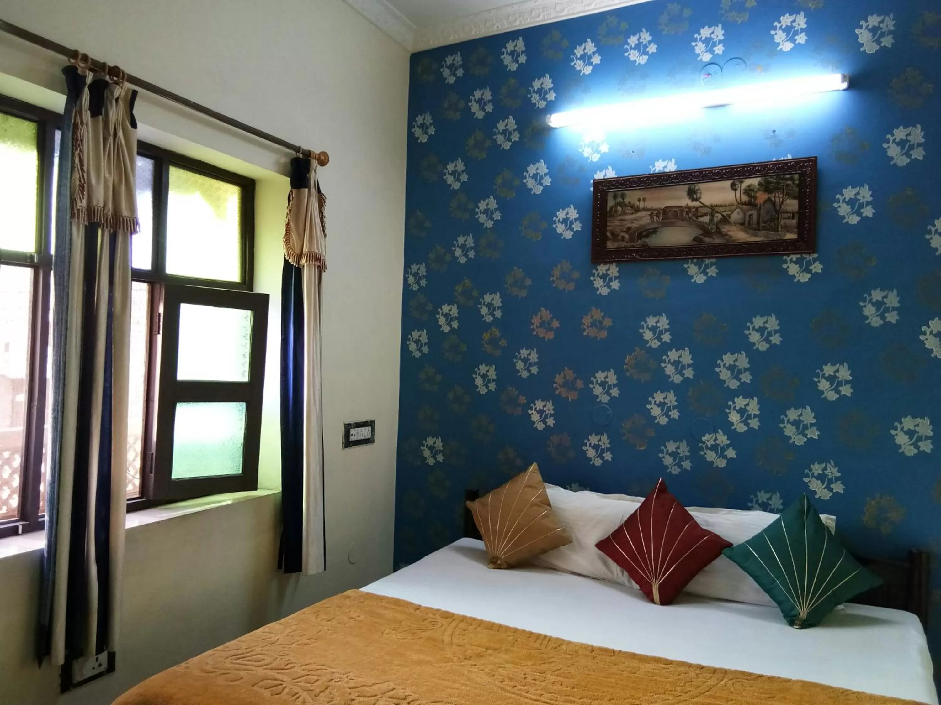 Photo of the whole room, Bed in Haveli Taragarh Palace