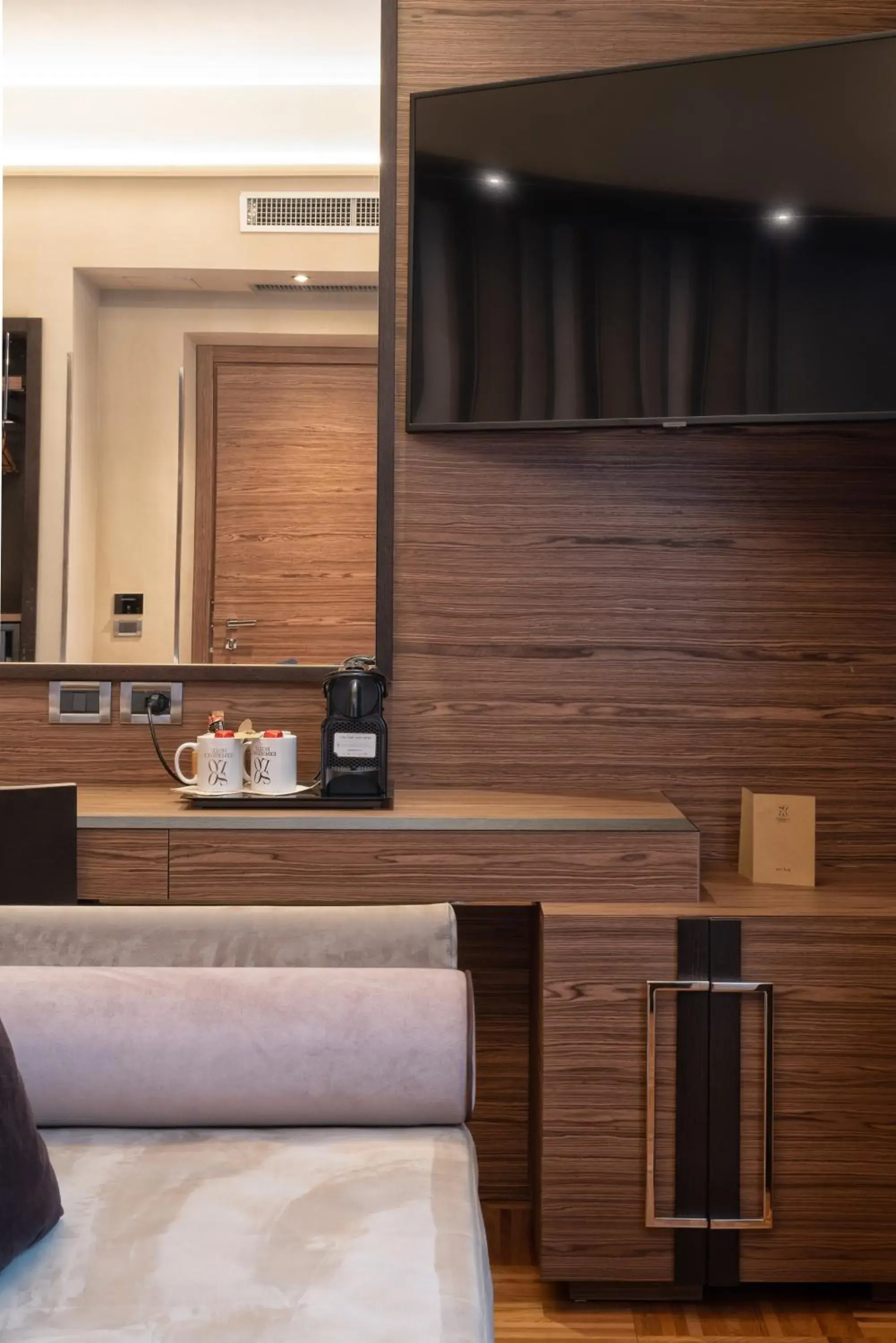 TV and multimedia, TV/Entertainment Center in Solo Experience Hotel