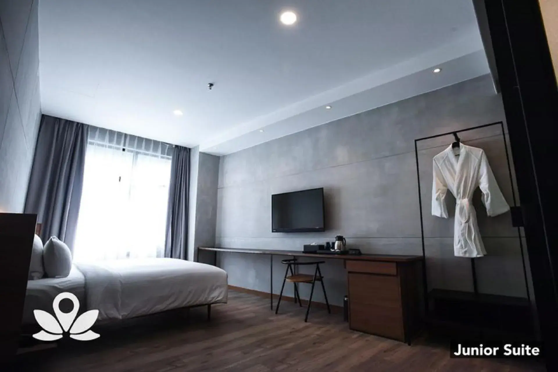 Bed, TV/Entertainment Center in Ceria Hotel