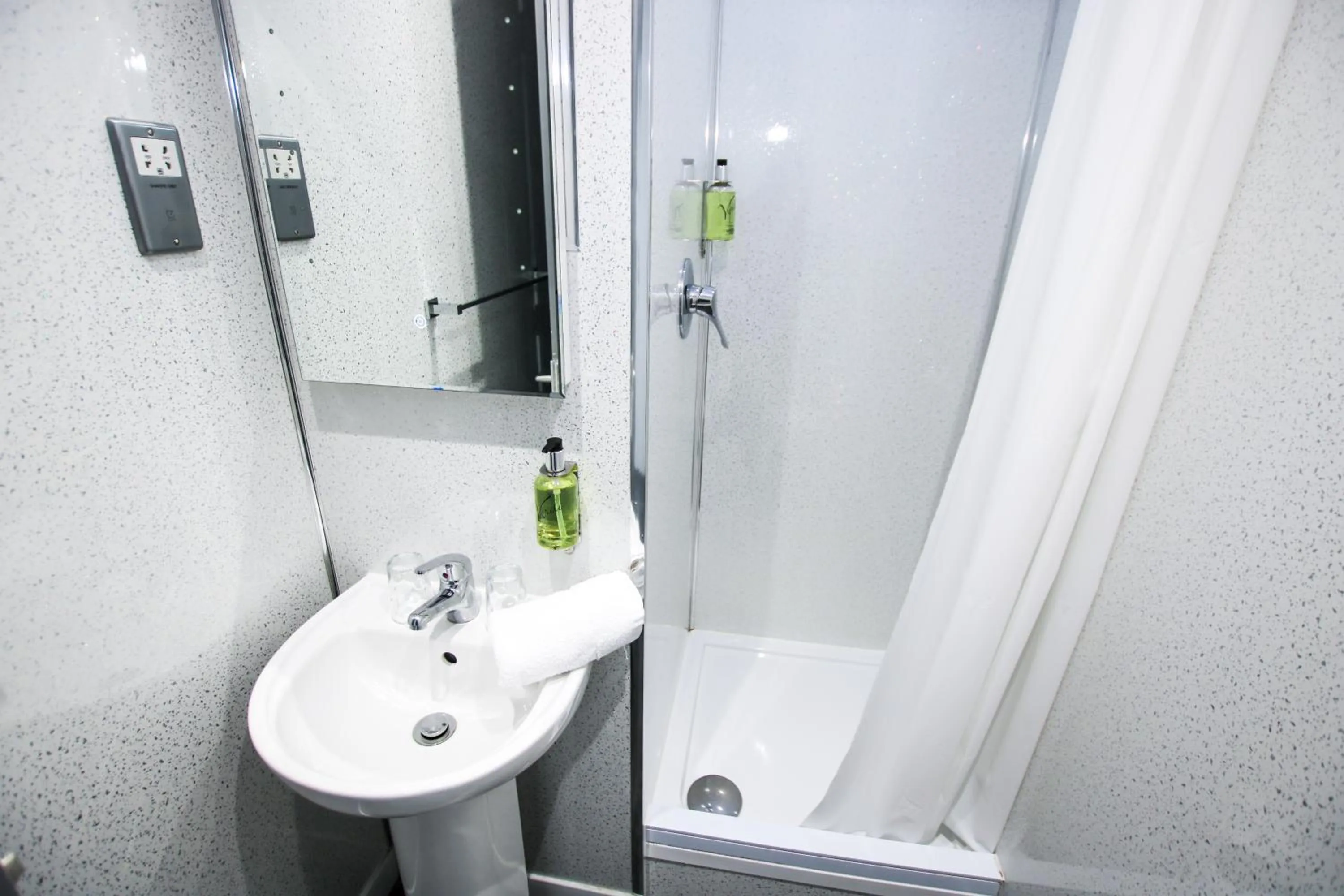 Bathroom in Brunswick Merchant City Hotel