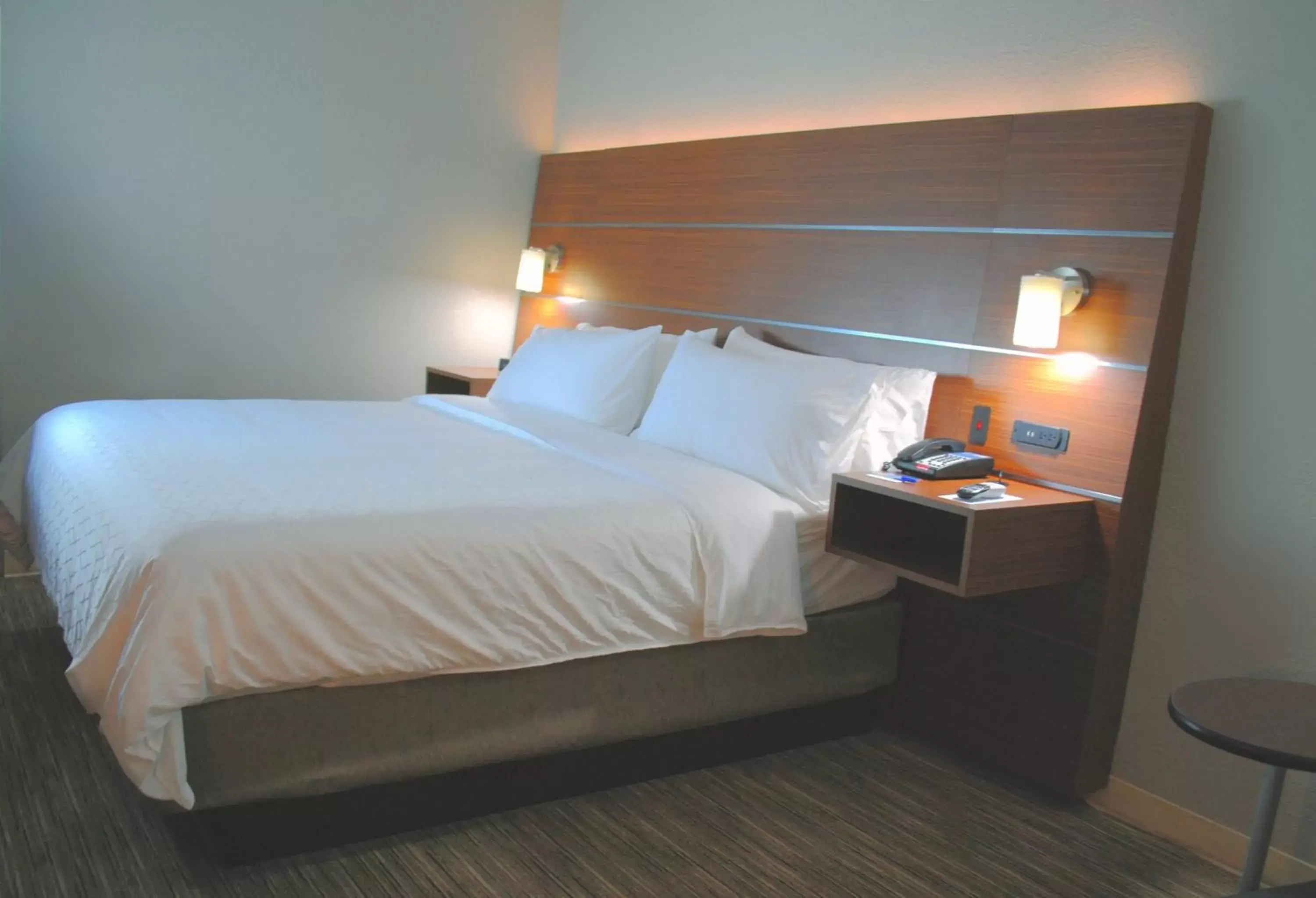 Photo of the whole room, Bed in Holiday Inn Express & Suites - Columbia City, an IHG Hotel
