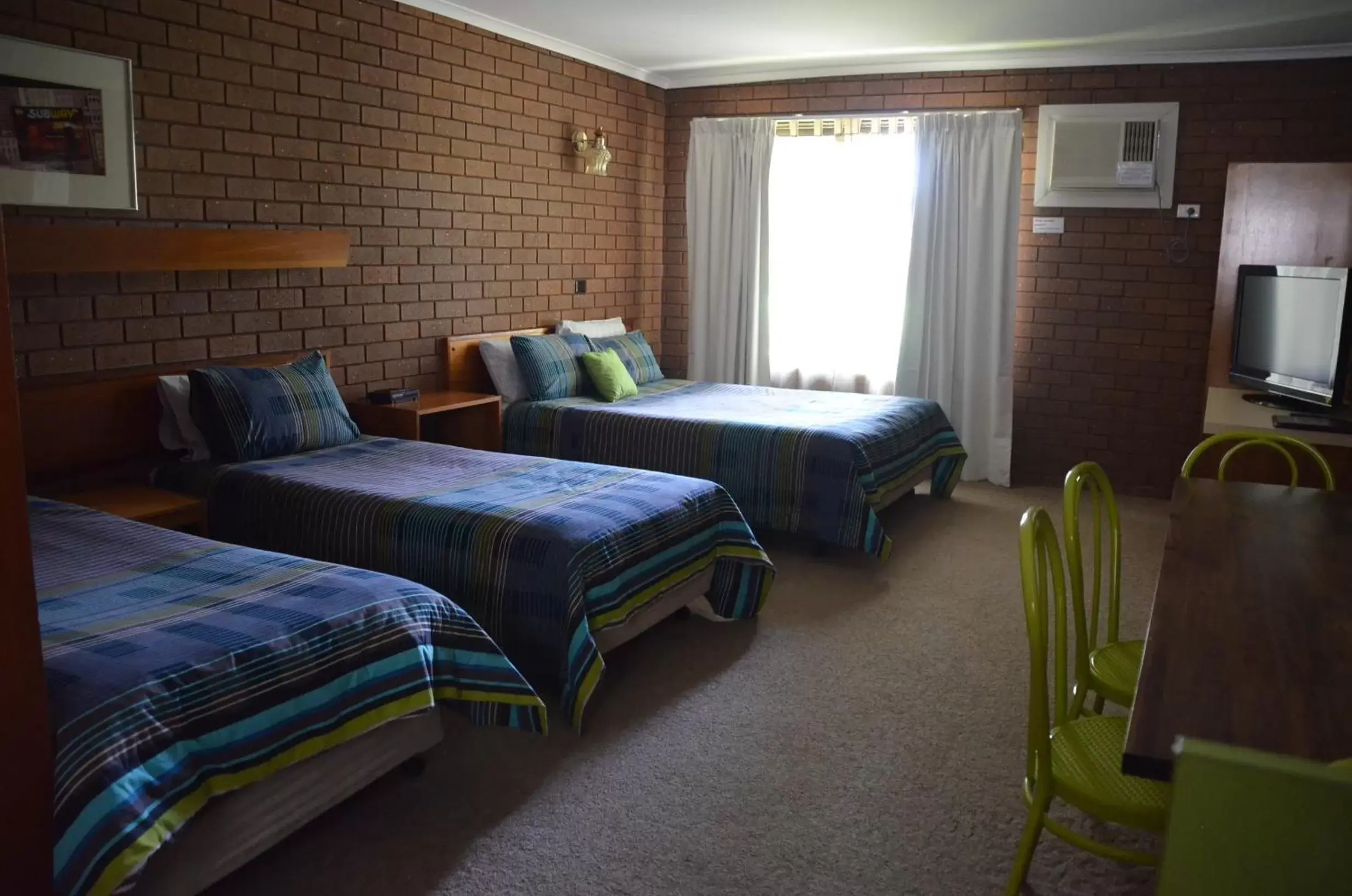 Garden view, Bed in Kingswood Motel