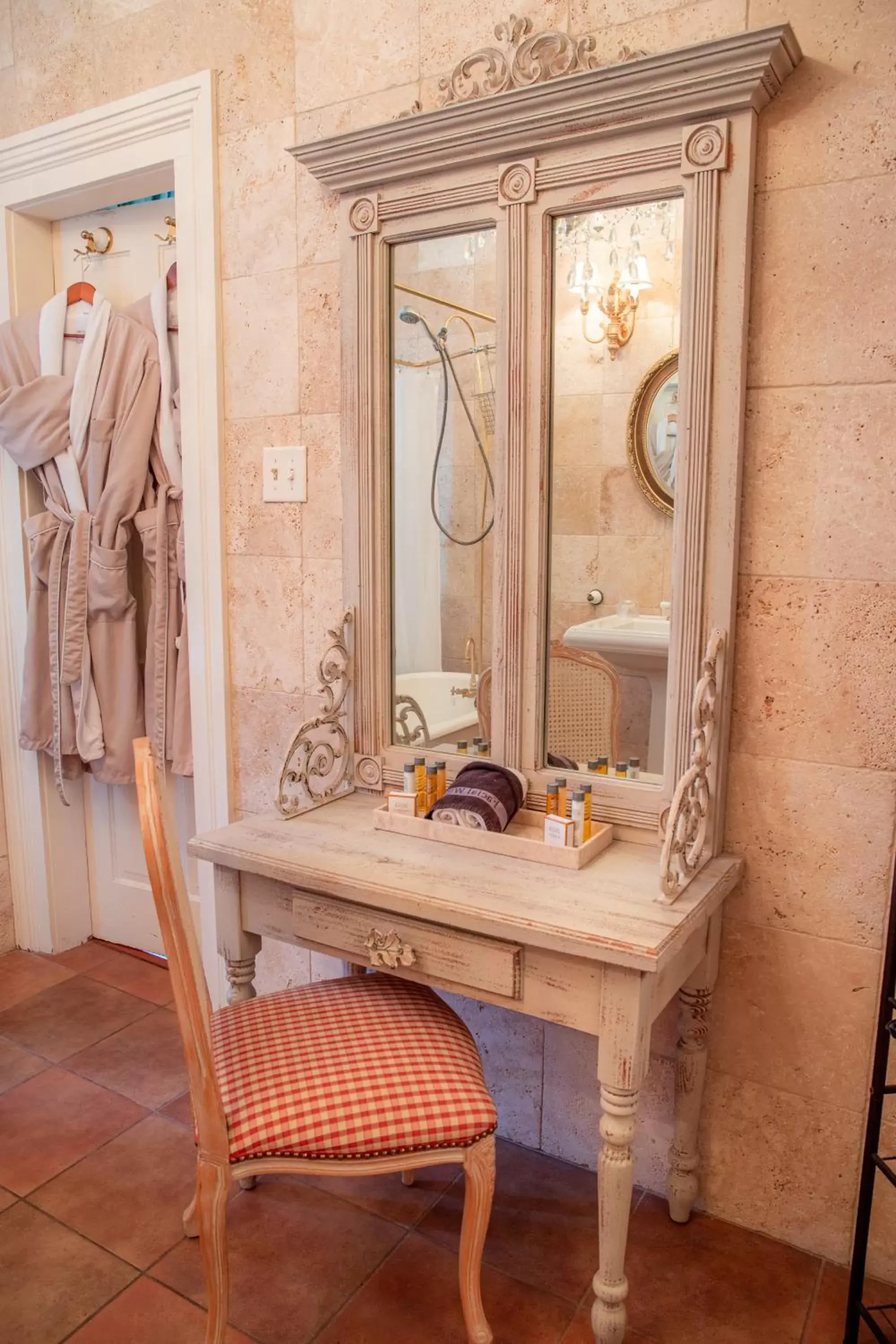 One-Bedroom King Suite in Justine Inn Savannah One-Bedroom King Suite in Justine Inn Savannah