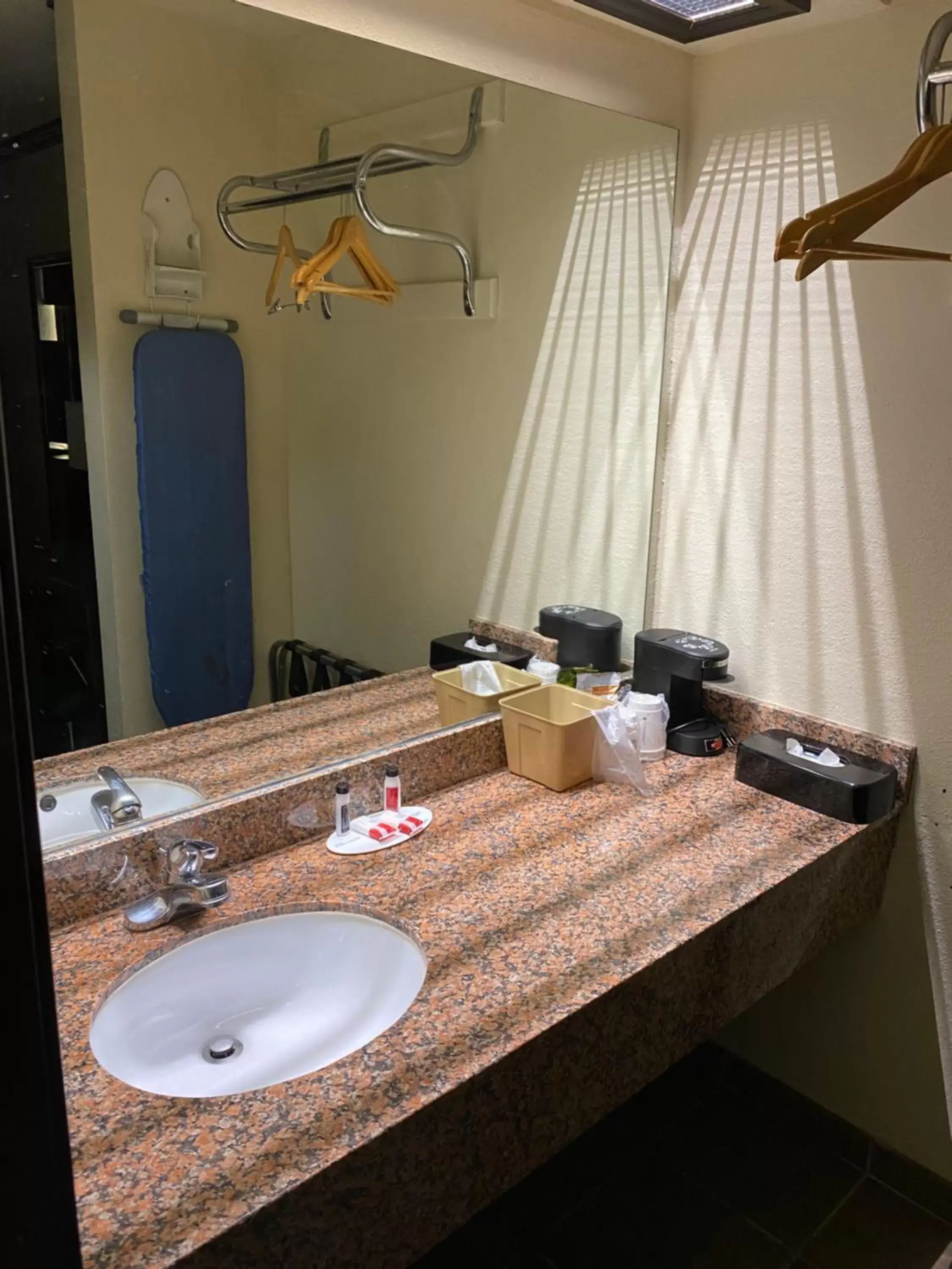 Bathroom, Coffee/Tea Facilities in Days Inn by Wyndham Oklahoma City/Moore