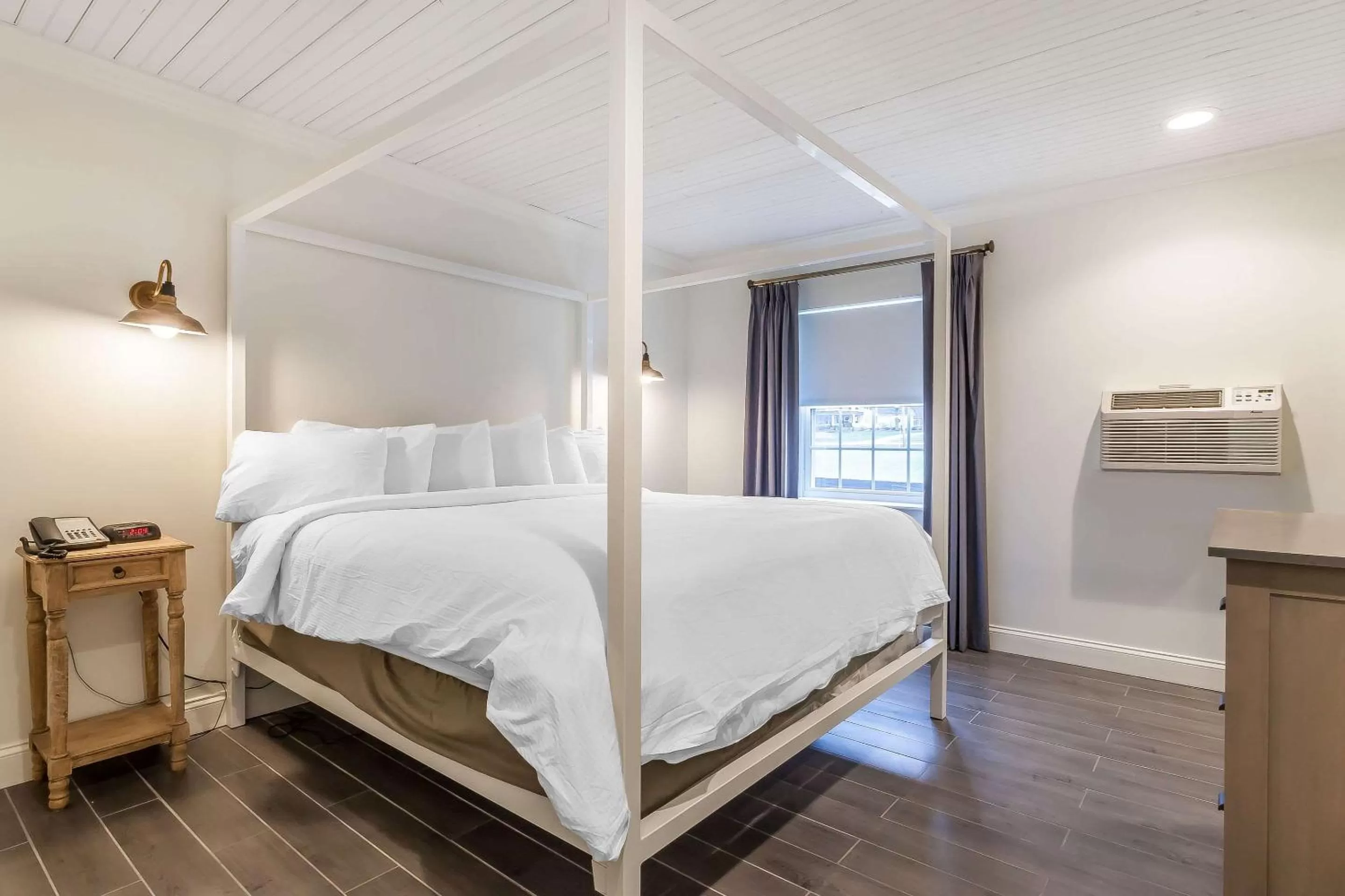 Photo of the whole room, Bed in The Aurora Inn Hotel and Event Center