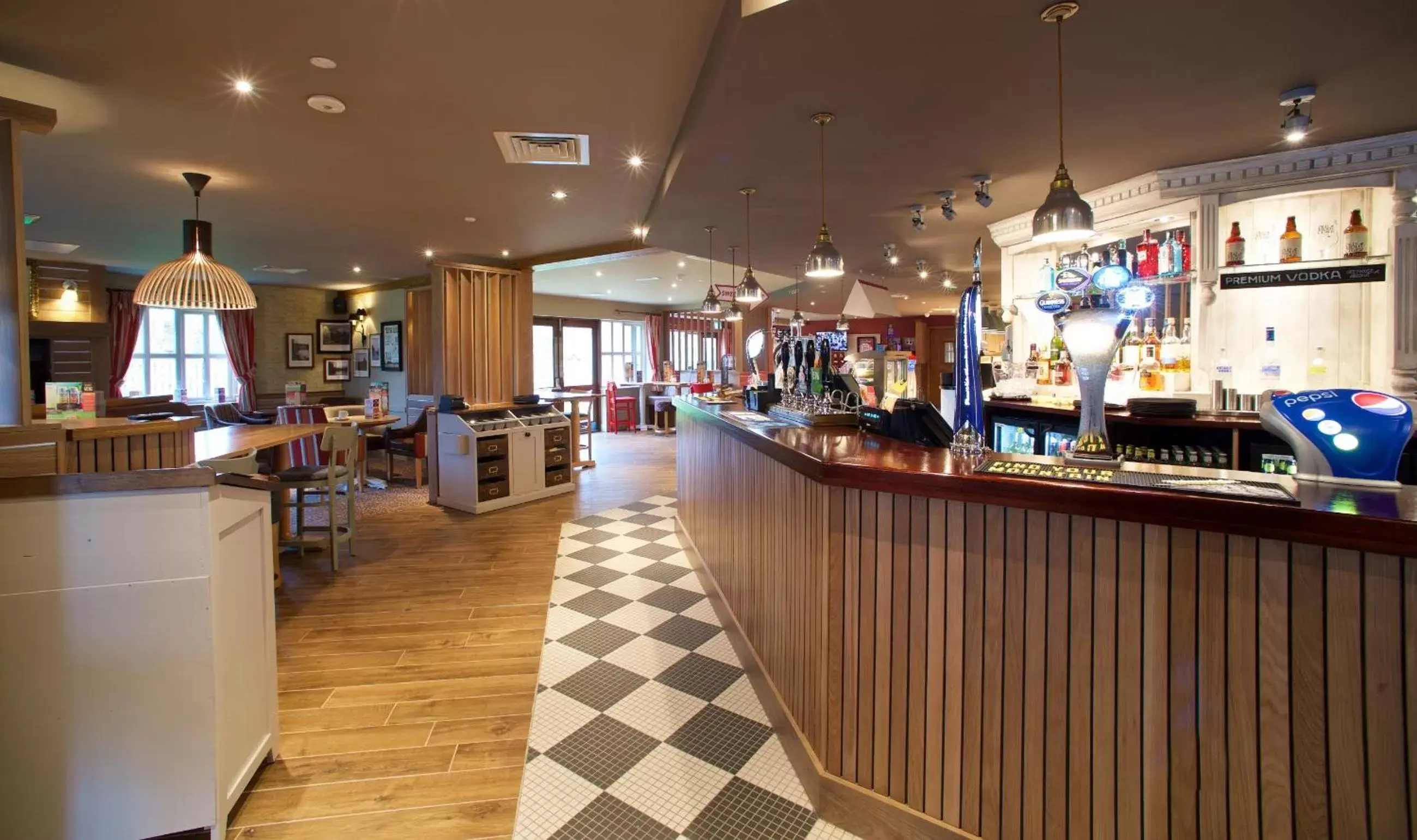 Lounge or bar, Restaurant/Places to Eat in Chain Runner, Livingston by Marston's Inns