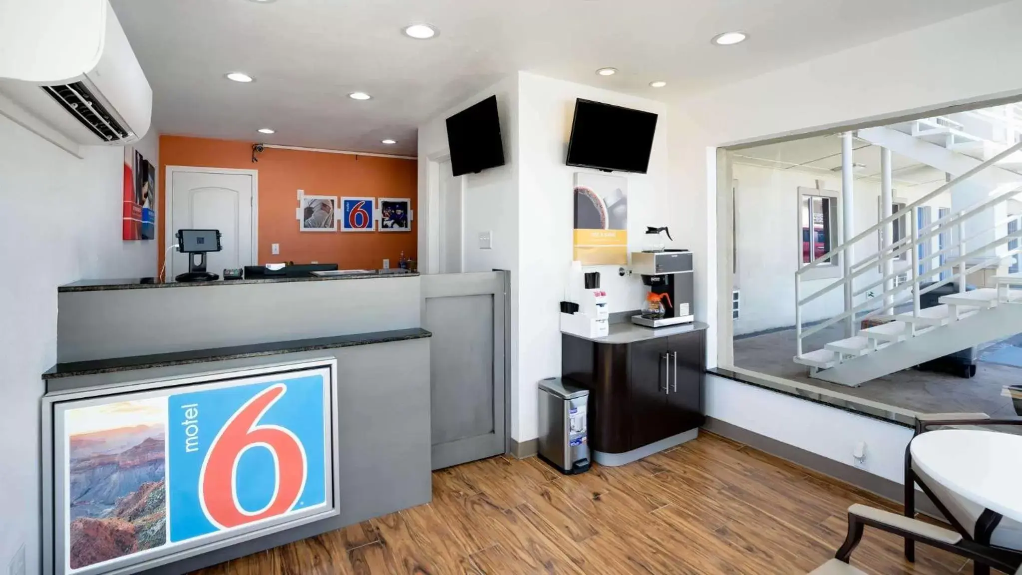 Lobby or reception, Kitchen/Kitchenette in Motel 6-Odessa, TX - 2nd Street