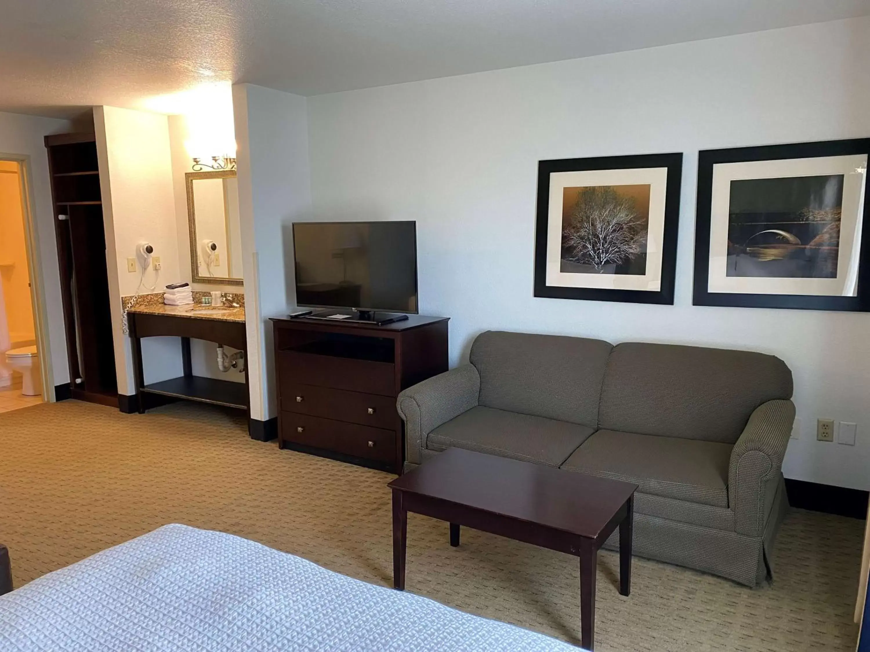 Bedroom, Seating Area in Best Western Celina