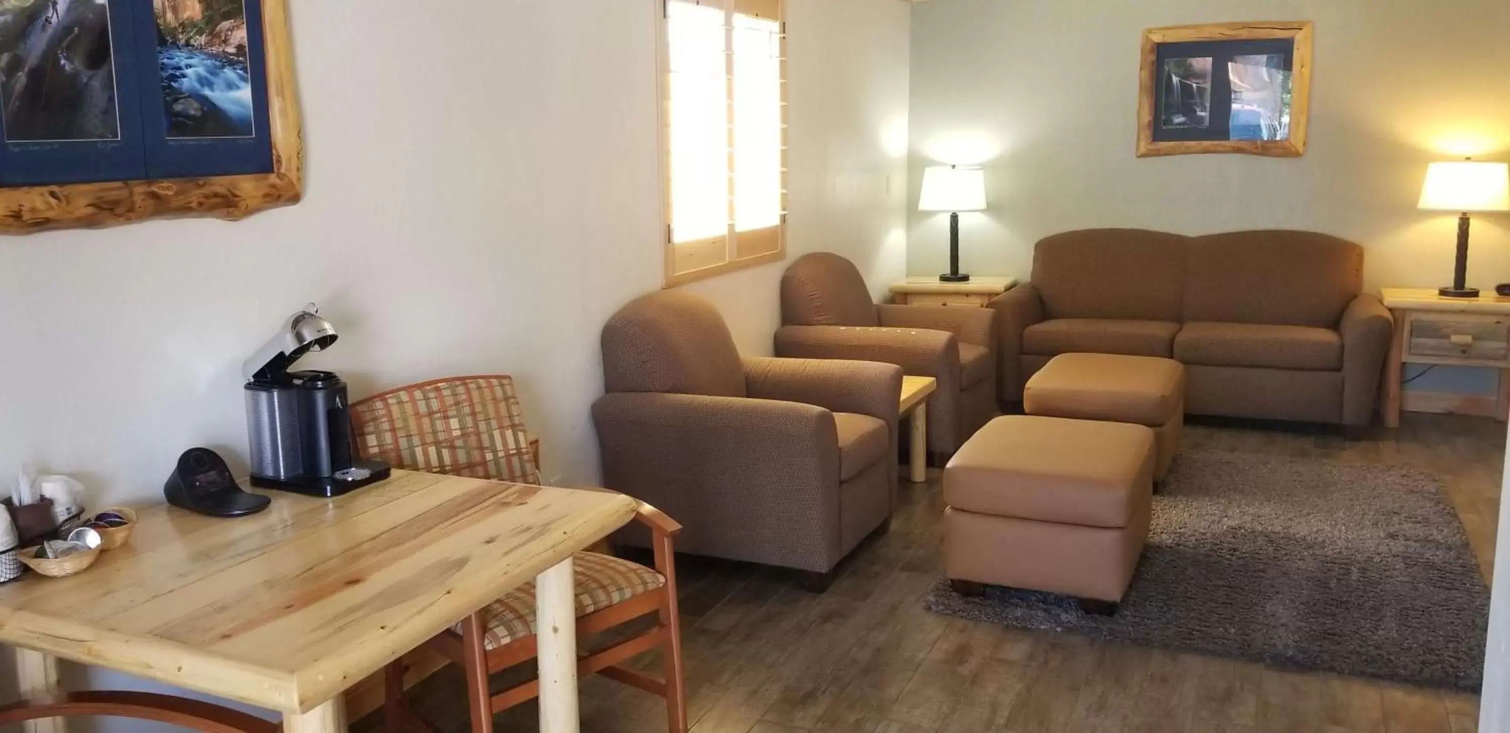 Photo of the whole room, Seating Area in Best Western East Zion Thunderbird Lodge