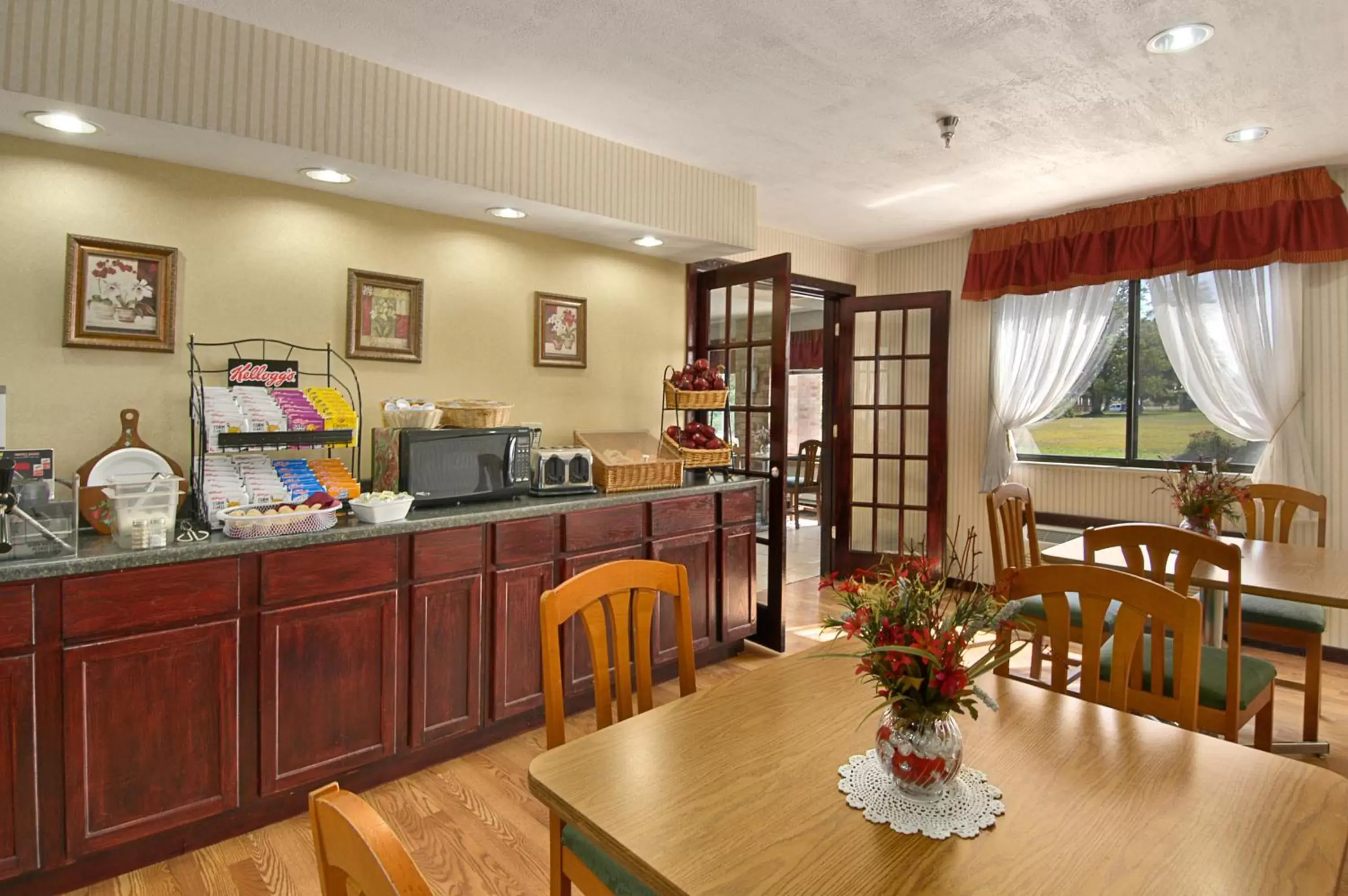 Coffee/tea facilities, Restaurant/Places to Eat in Baymont by Wyndham Muskegon