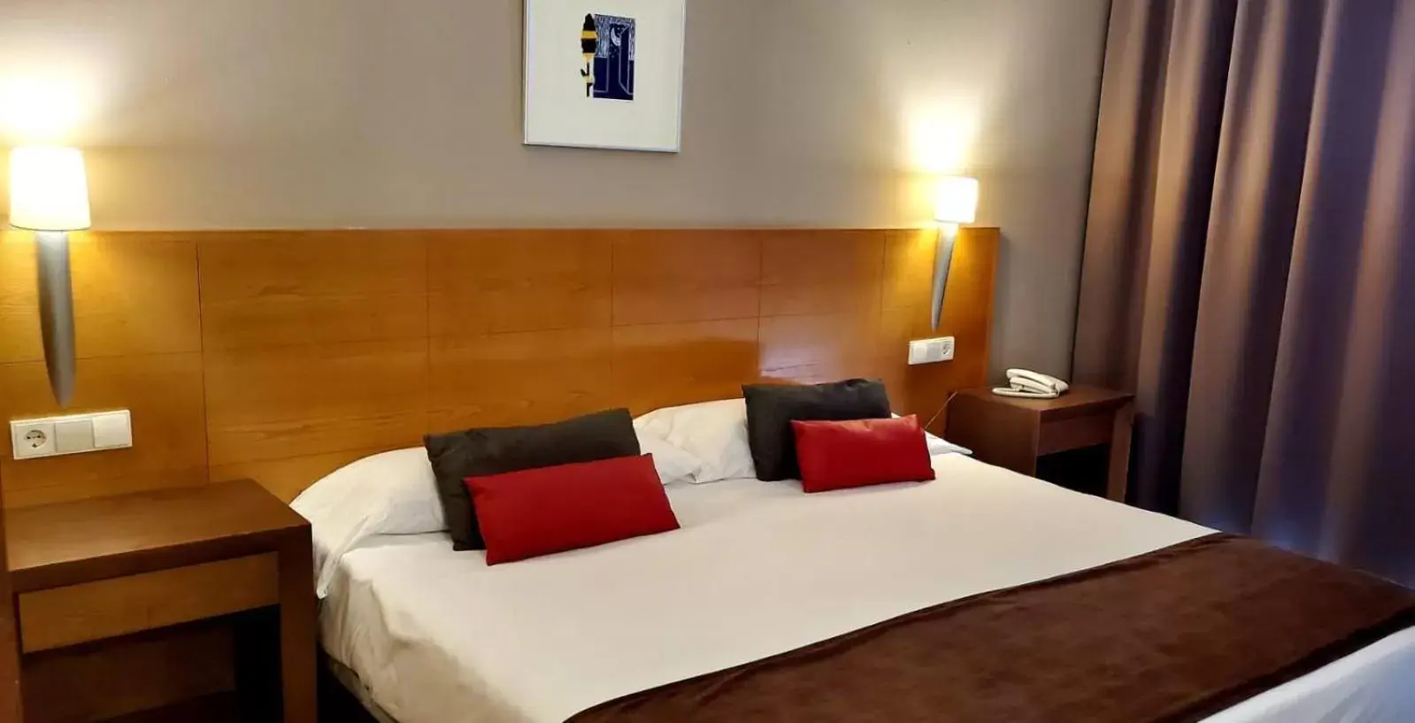 Photo of the whole room, Bed in Ohtels Campo De Gibraltar