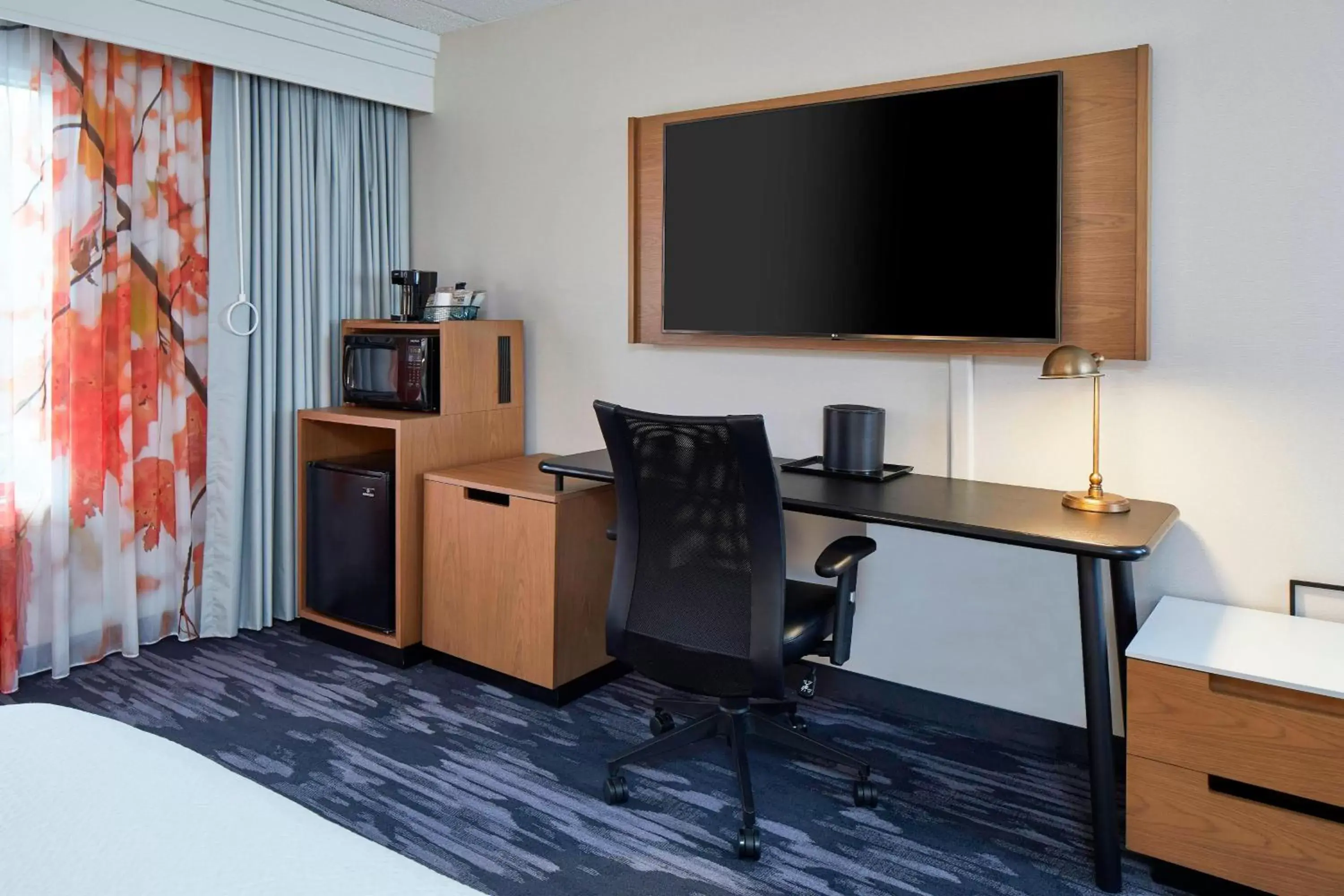 Photo of the whole room, TV/Entertainment Center in Fairfield Inn & Suites by Marriott Albany Airport