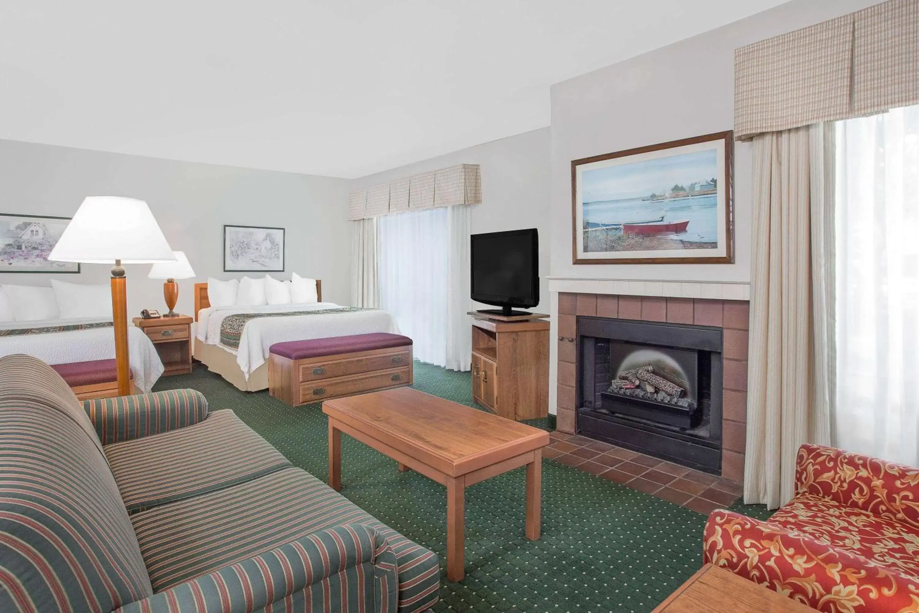 Bed, TV/Entertainment Center in Hawthorn Suites Green Bay