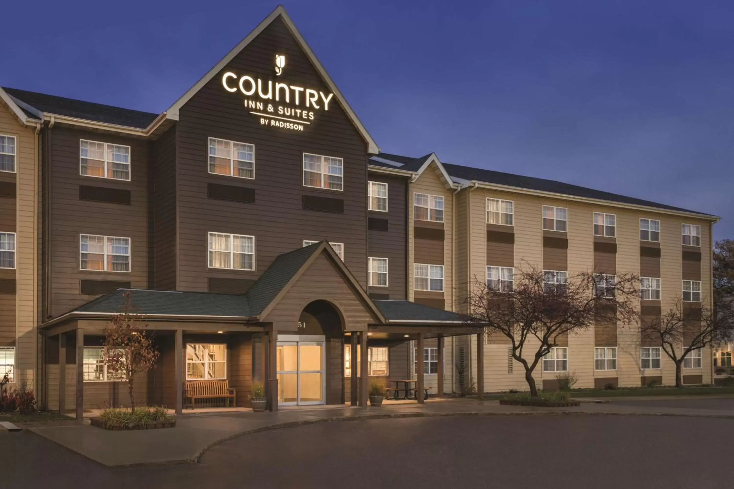 Property building in Country Inn & Suites by Radisson, Dakota Dunes, SD