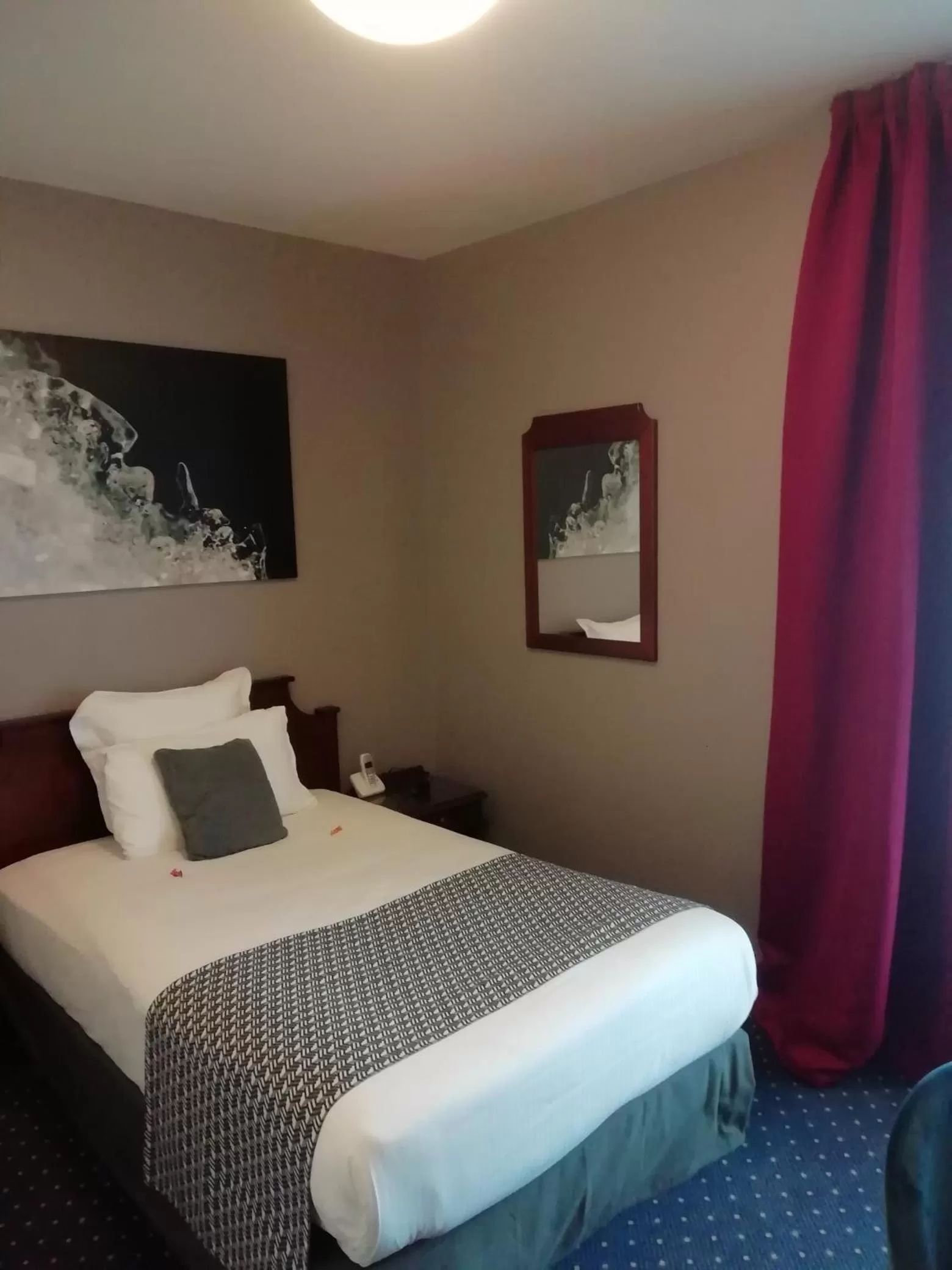 Bedroom, Bed in Amiral Hôtel