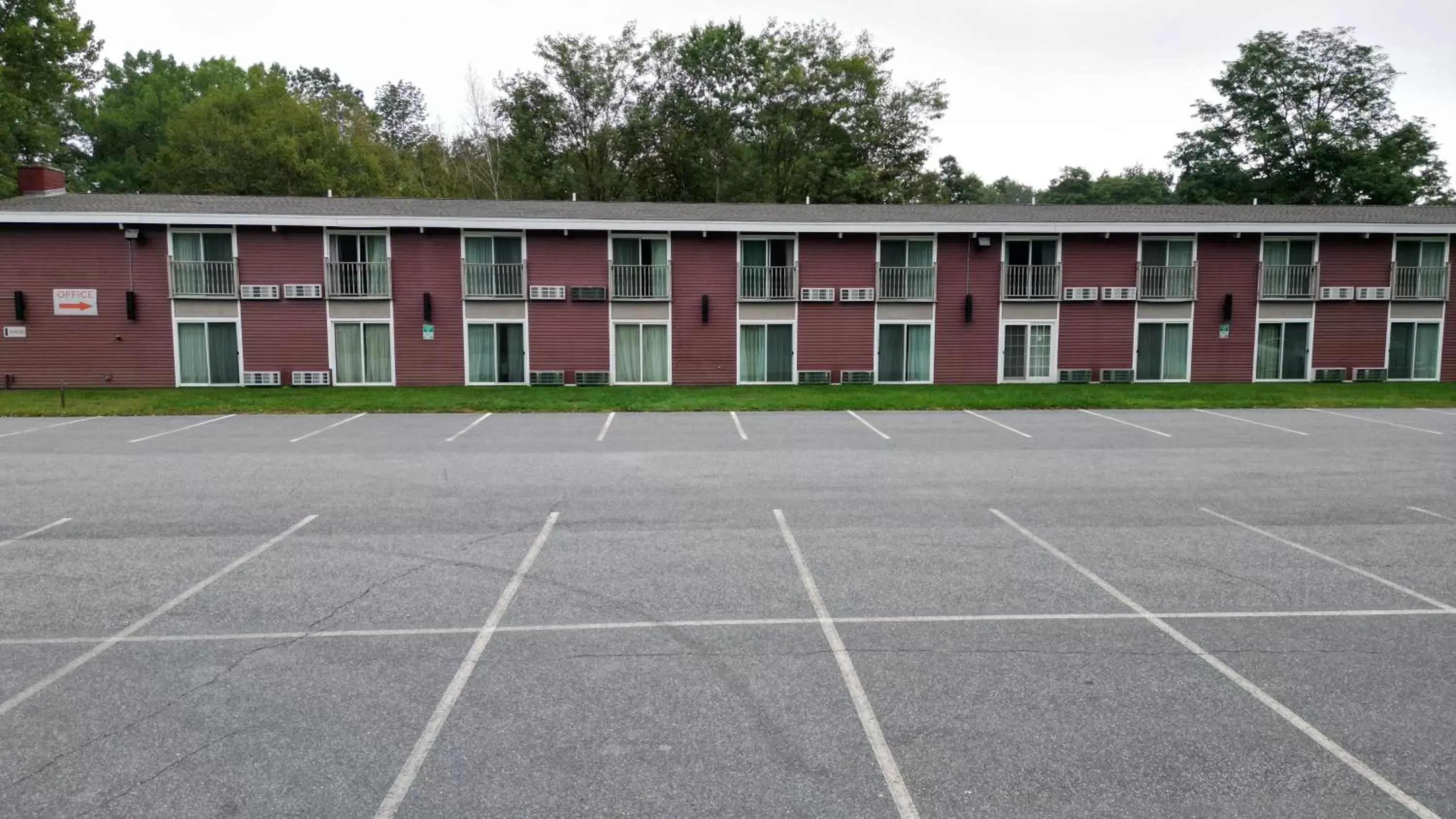 Parking, Property Building in The Putney Inn